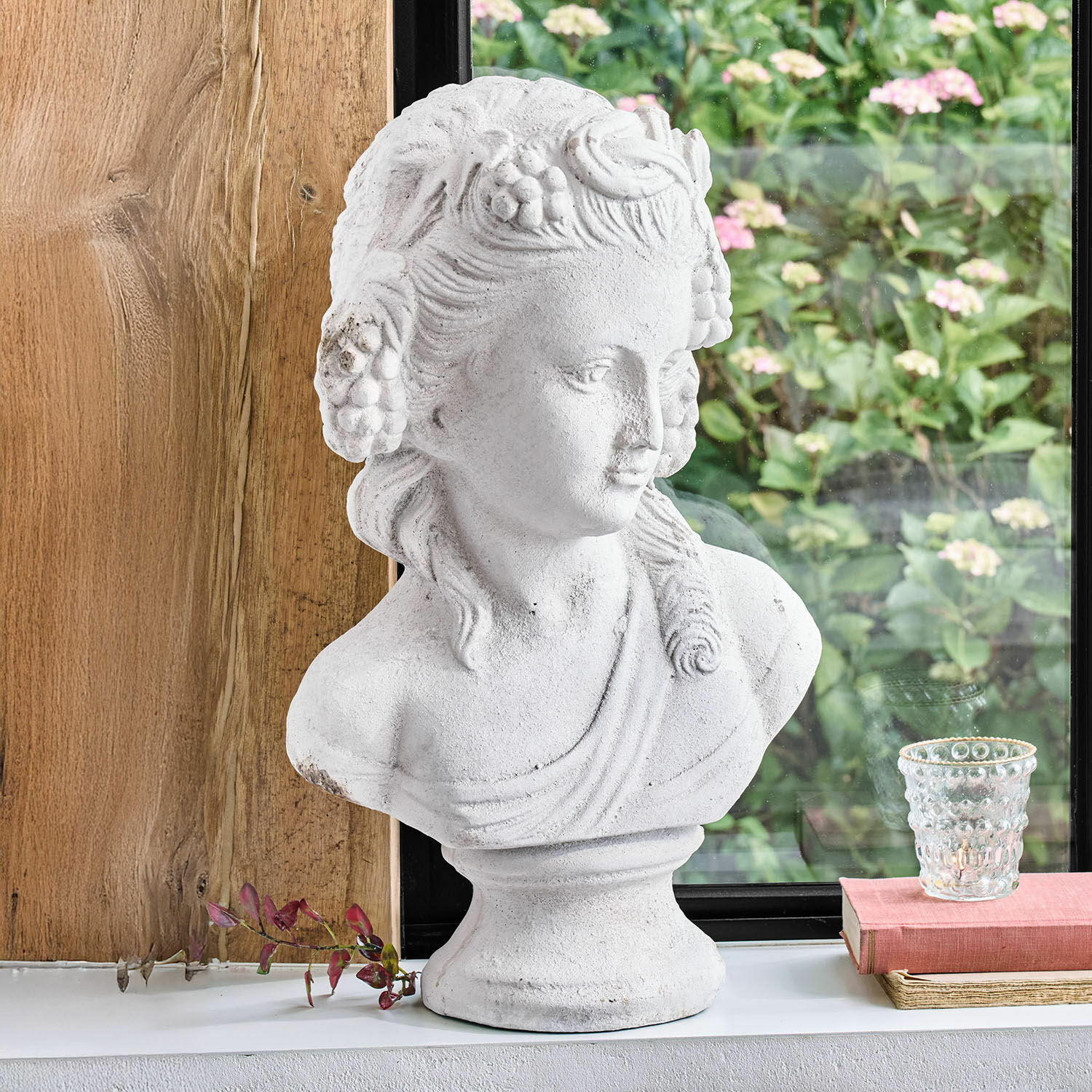 Büste Sanoria Weißes dekoratives Steinguss-Büstenportrait einer Frau mit floralen Details auf Fensterbank