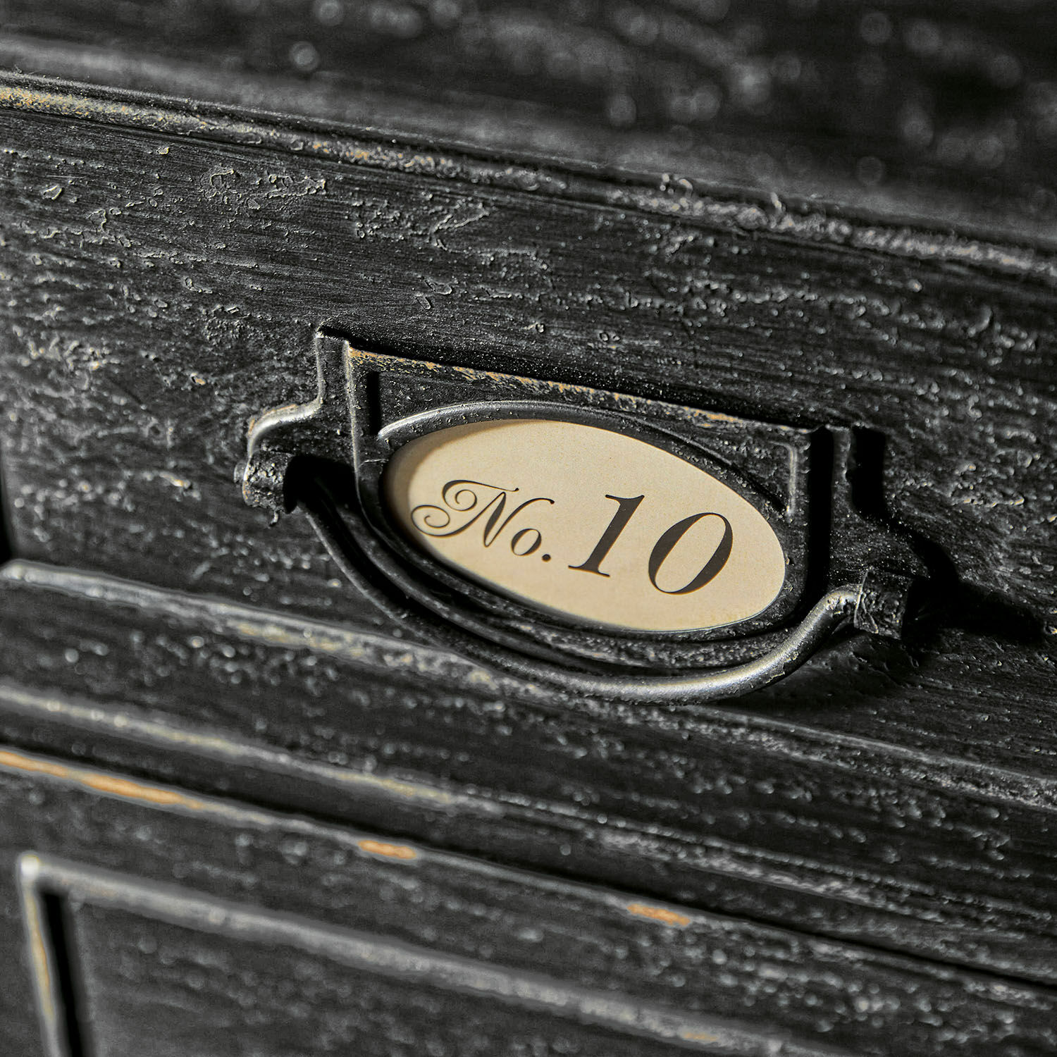 Schwarze Holztür mit Metallgriff und Nummer 10 Schild, rustikaler Vintage-Möbelstil