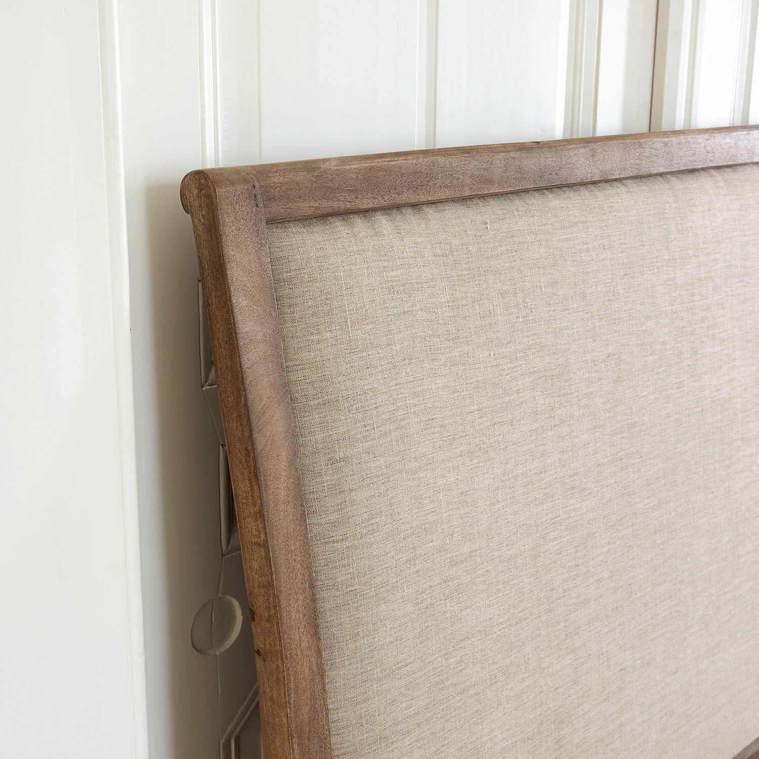 Kopfteil aus Holz und beigem Stoff, natürliche Materialien und neutrale Farbe fürs Schlafzimmer