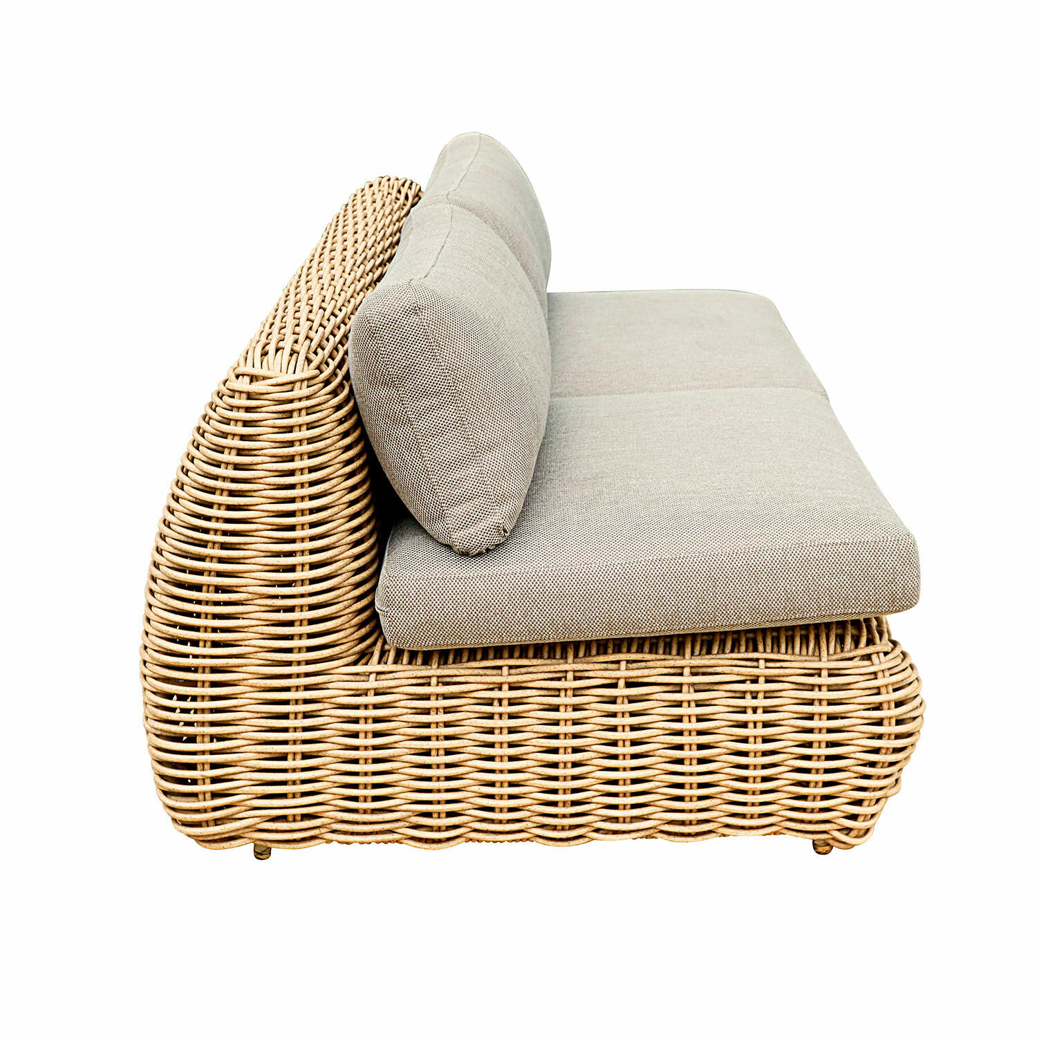 Rattansofa mit beigen Polsterkissen und Sitzfläche, gemütliches Wohnzimmermöbel