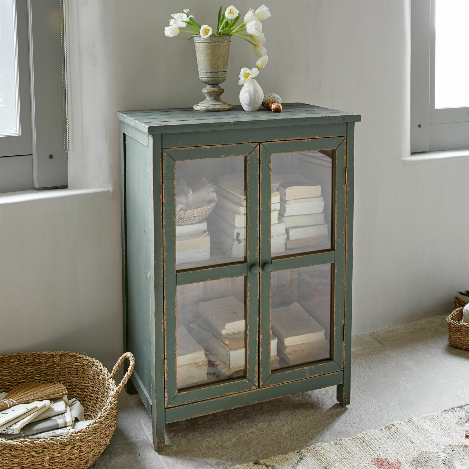 Kommode Alajela Grüner Holzschrank mit Glastüren und antikem Finish zur Aufbewahrung von Büchern im Raum