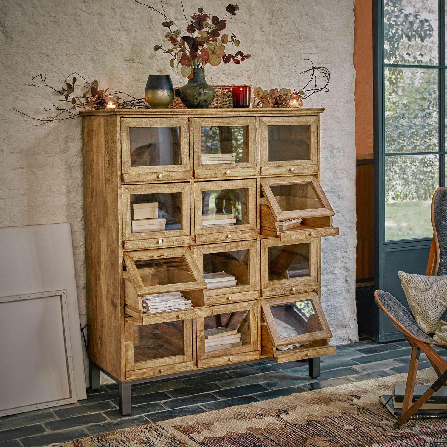 Kommode Middlesbrough Holzschrank mit Glastüren und Metallbeinen im warmen Vintage-Stil für Wohnzimmer