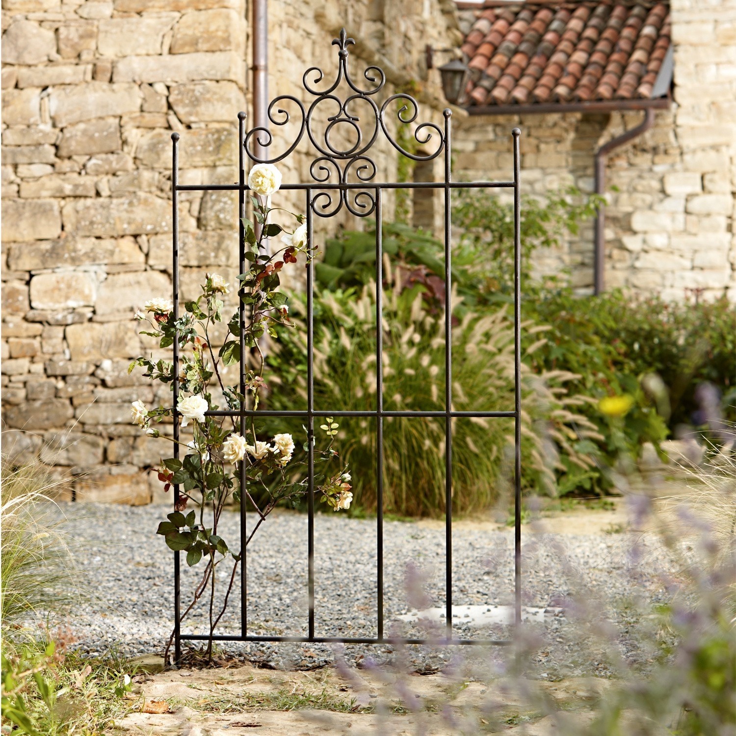 Rankgitter Sampigny Schwarzes Metall-Gartenrankgitter mit dekorativen Verzierungen und weißen Kletterblumen