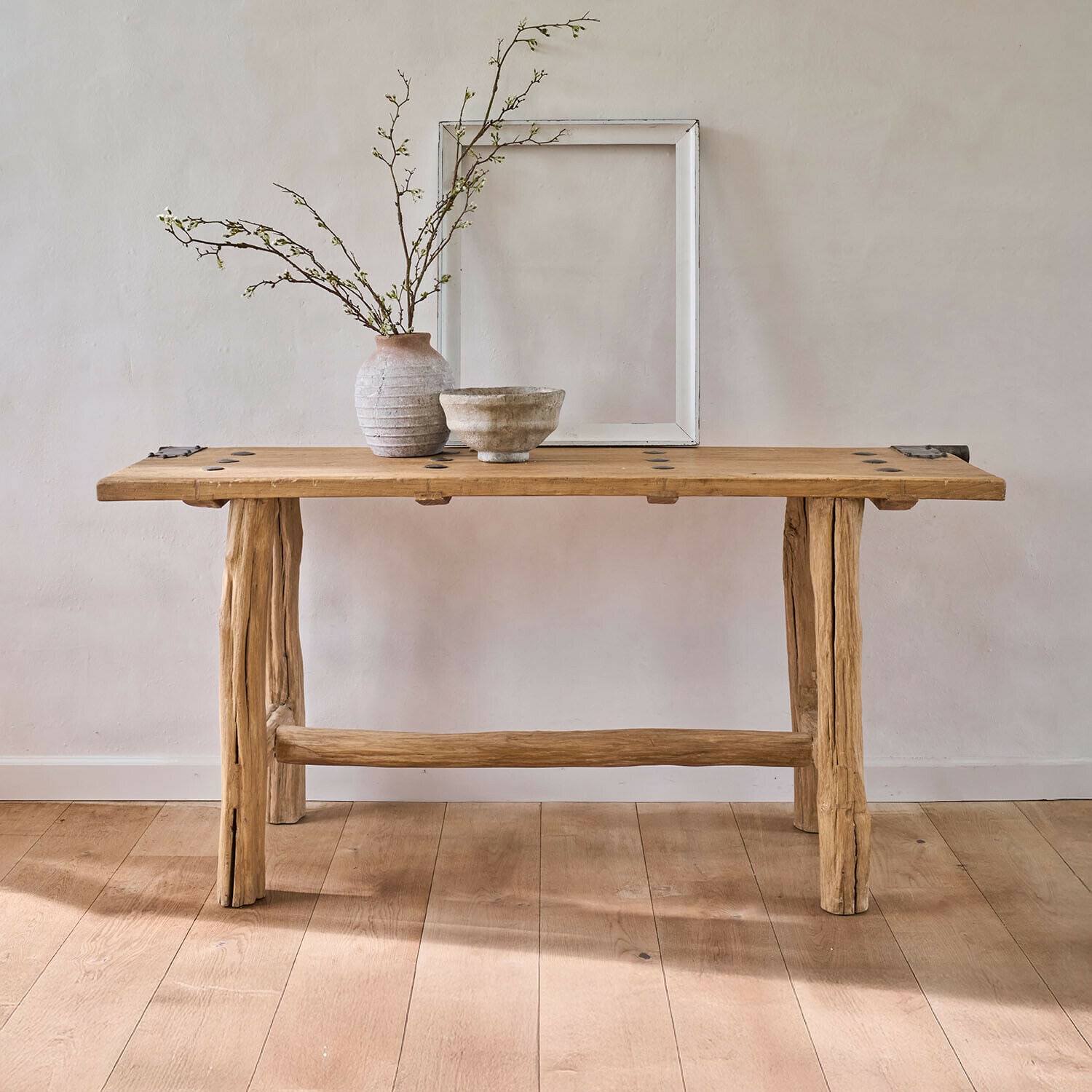 Konsole Crestmoore Rustikaler Holztisch aus Naturholz mit Keramikvase und Schale vor hellem Hintergrund, Holzmöbel