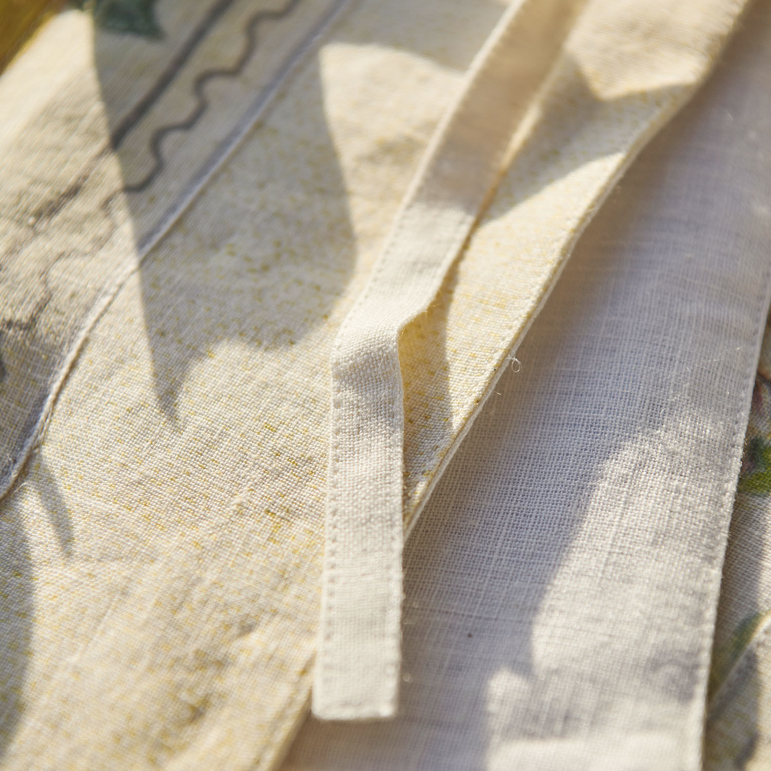 Natürlicher Baumwollstoff in Creme mit feinem Muster und Bindeband, leichter Stoff
