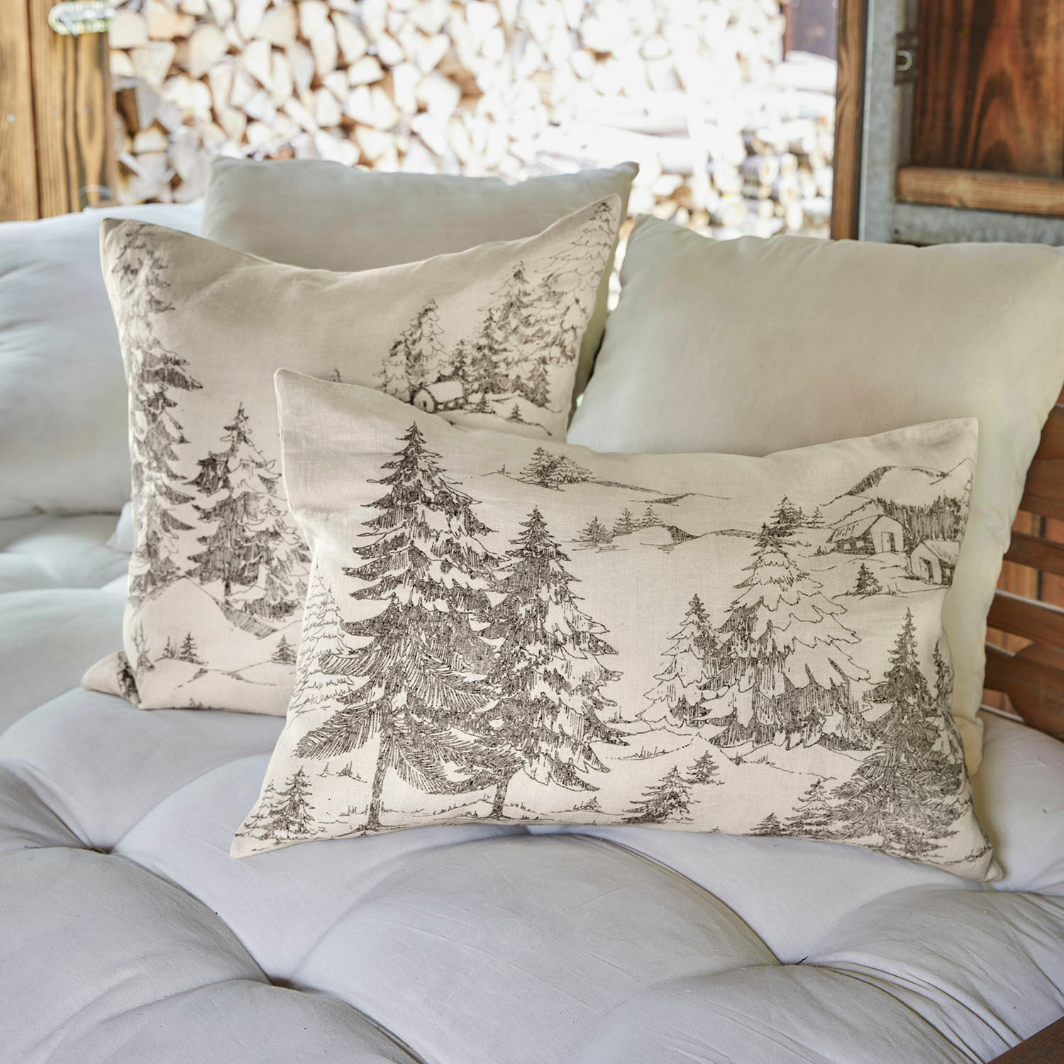 Kissenhülle 2er Set Fabrielle Beige Leinenkissen mit braunem Waldmotiv auf hellem Sofa, gemütliche Wohnraumdekoration