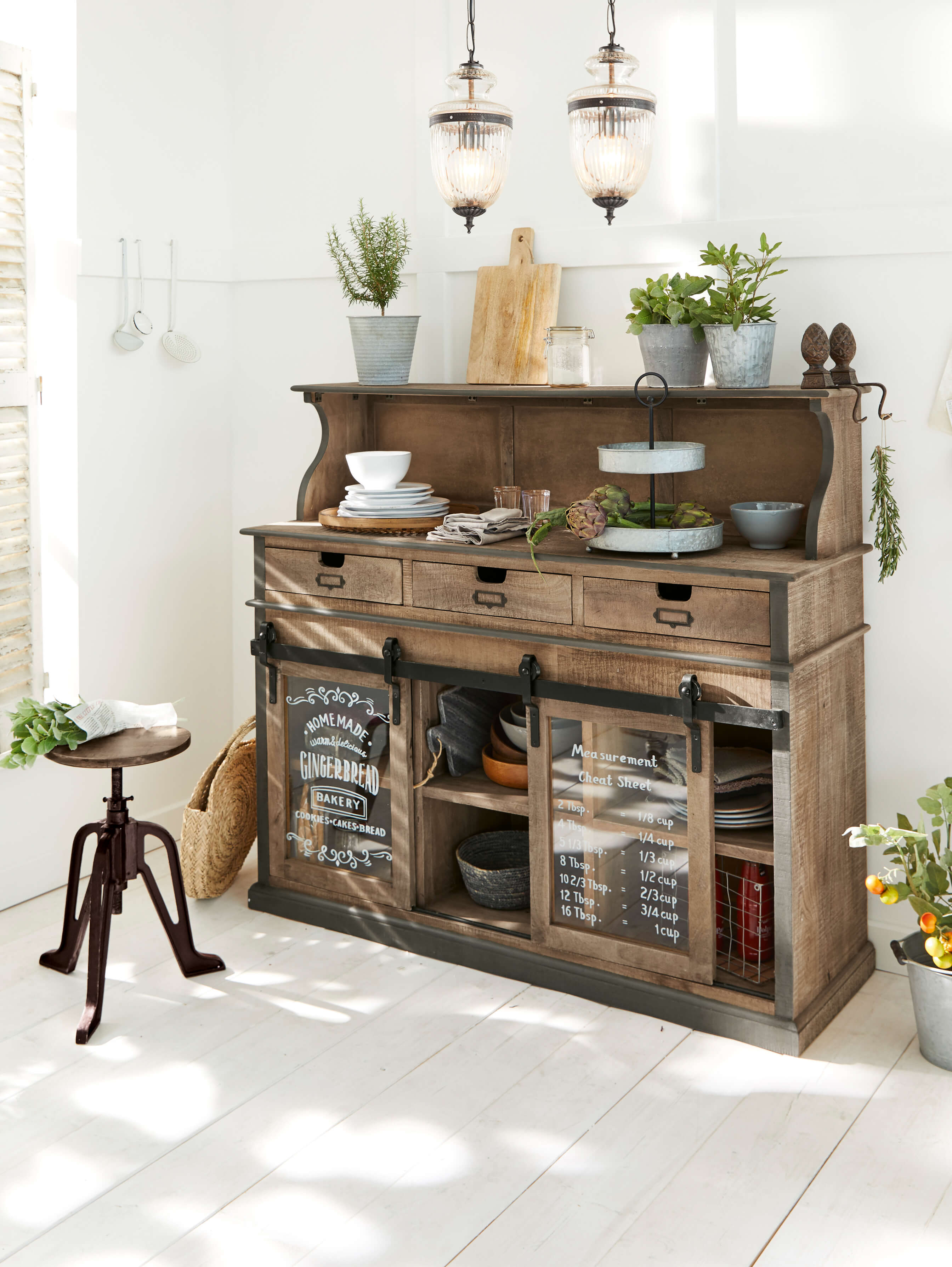 Rustikaler Holzschrank mit Metalltüren und dekorativen Schriftzügen für die Küche