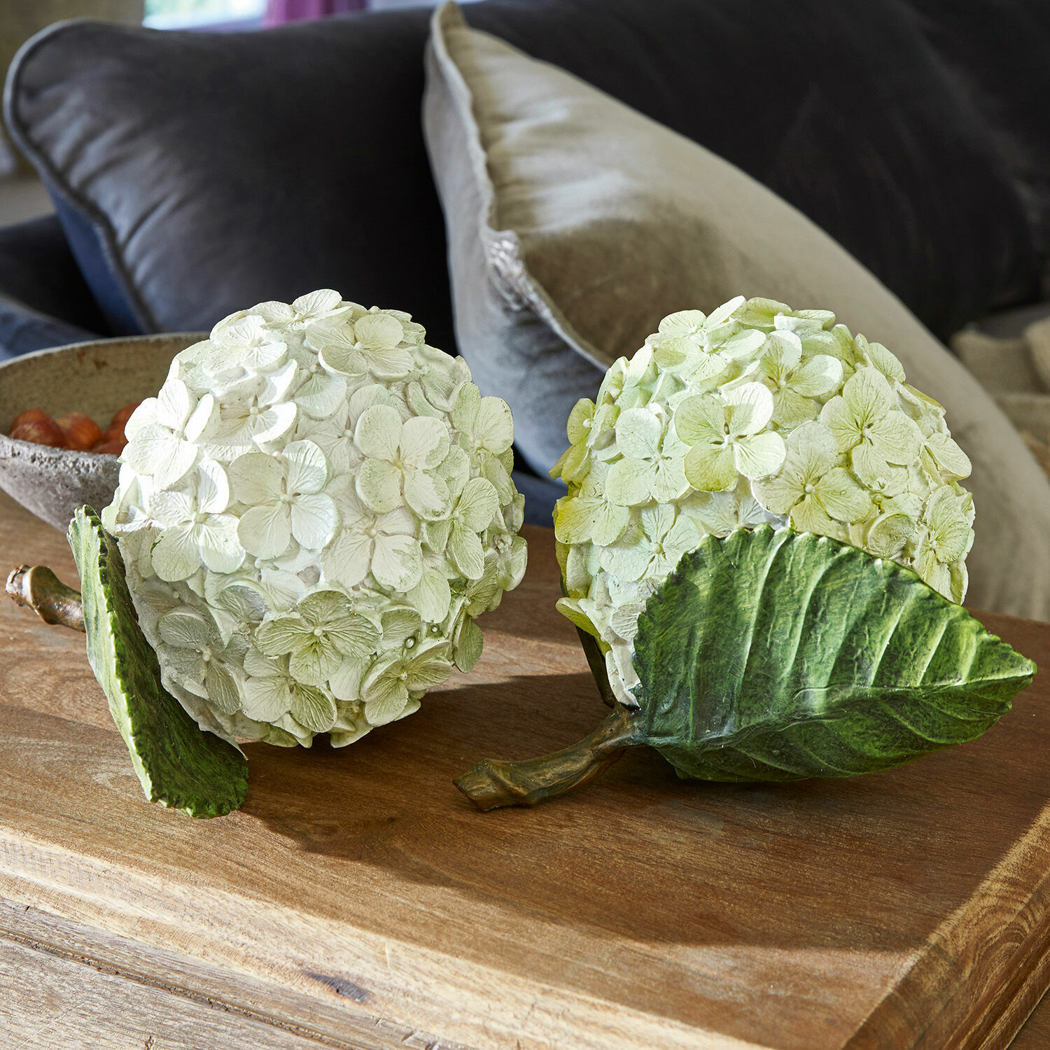 Dekoblume 2er Set Hortensie Dekorative Blumenbälle aus Material in cremegrün auf einem Holztisch