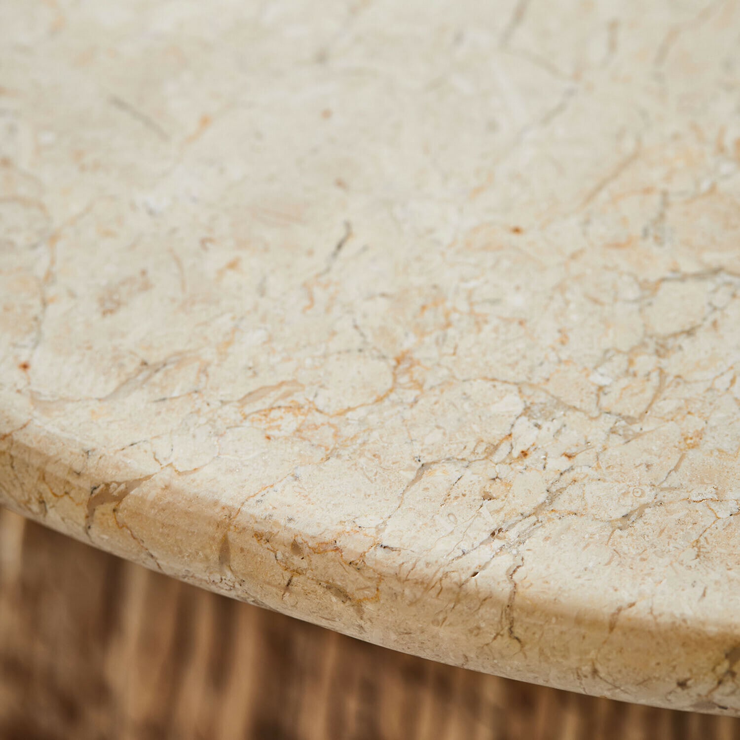 Tischplatte aus hellem cremefarbenem Marmor mit natürlicher Maserung, elegantes Möbelstück
