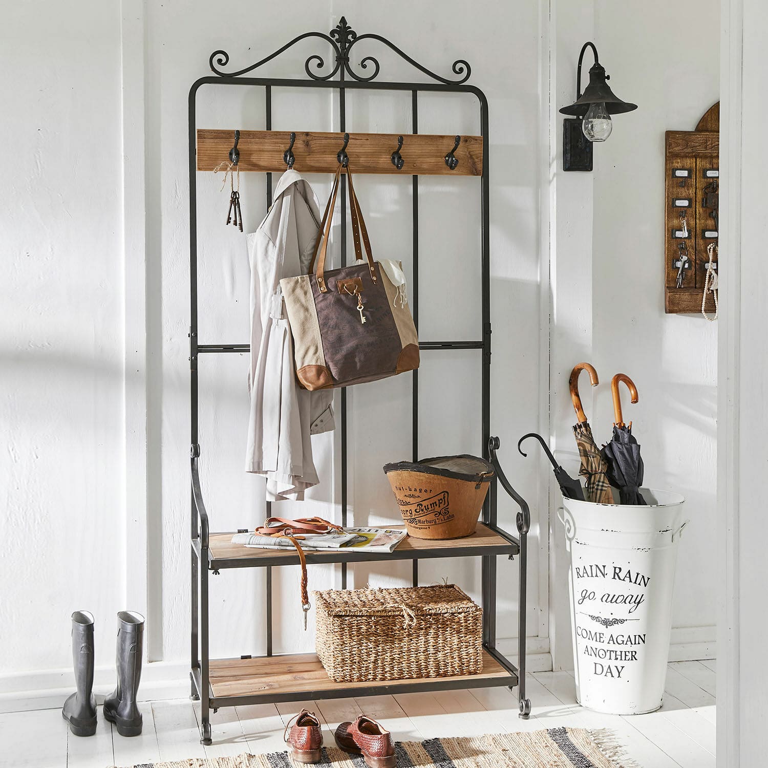 Garderobe Sussy Schwarze Metallgarderobe mit Holzablagen und Haken für Jacken und Taschen im Flur