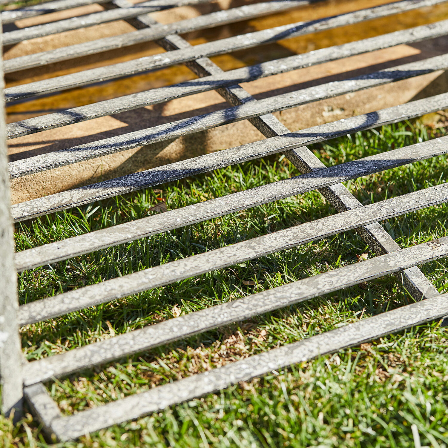Graues Metallgitter auf Gras, robustes Material für Garten und Dekoration