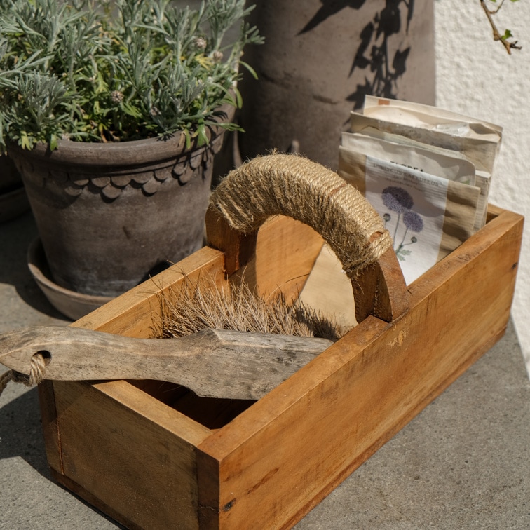 Holzkiste mit Hanfseilgriff, Bürste und Samenpäckchen, natürliche Gartenzubehör aus Holz