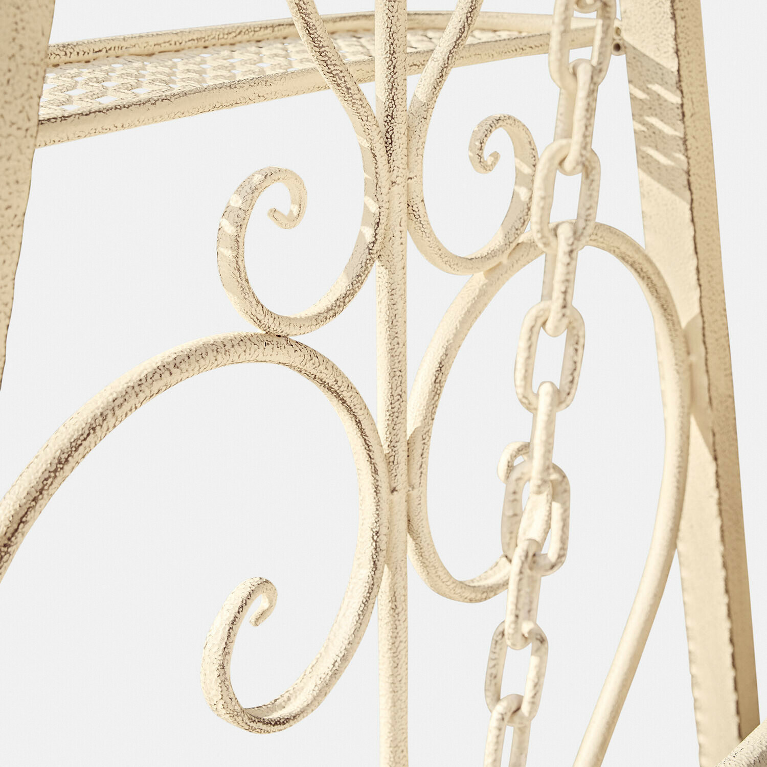 Beige Metallschaukel mit dekorativen Schnörkeln und Kette für Garten oder Terrasse
