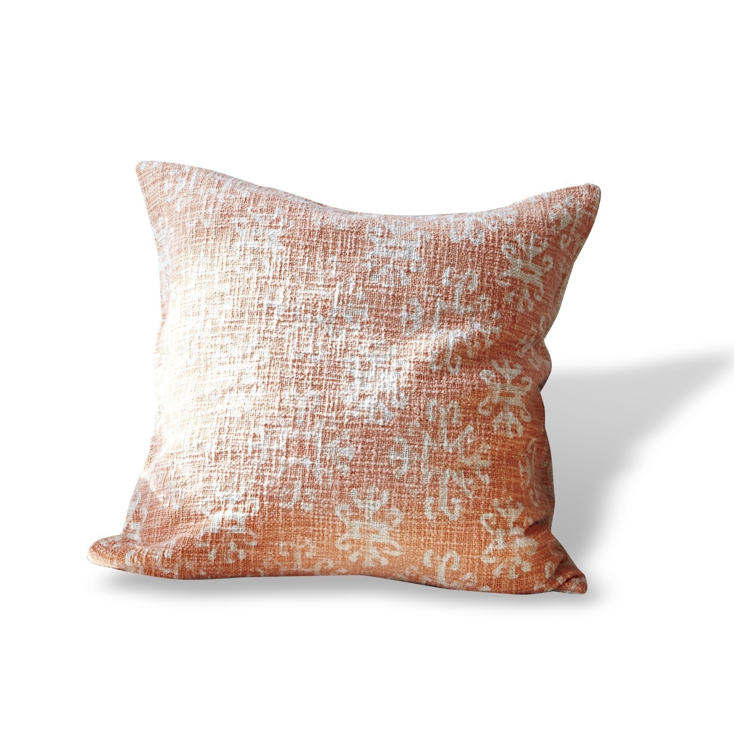 Orangefarbiges Dekokissen aus Textil mit weißem Schneeflockenmuster, stilvolles Wohnaccessoire