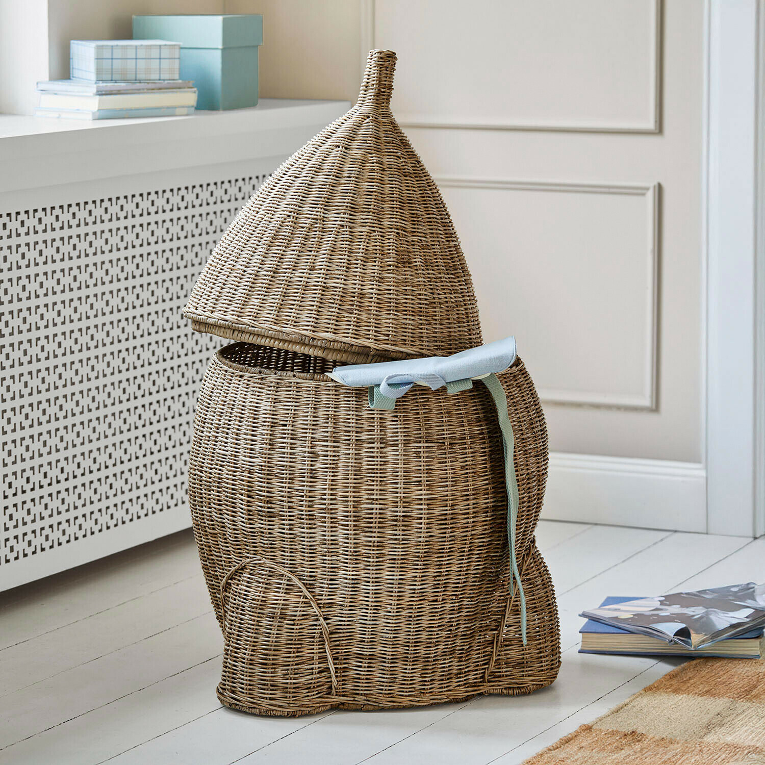 Wäschekorb aus Rattan in Mausform mit blauem Band, naturfarben, praktischer Aufbewahrungskorb