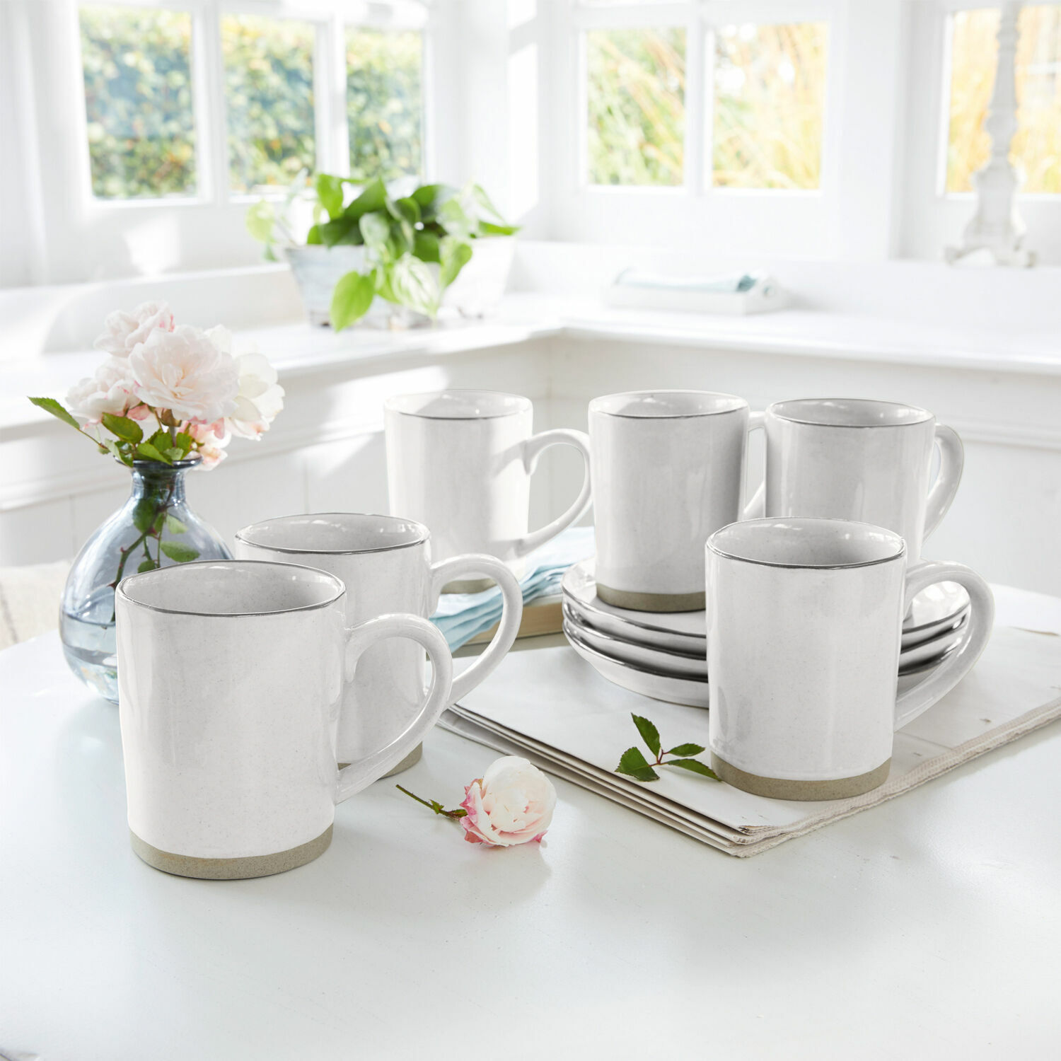 Tasse 6er Set Biarré Set aus sechs weißen Keramiktassen mit grauem Rand auf hellem Tisch in hellem Raum