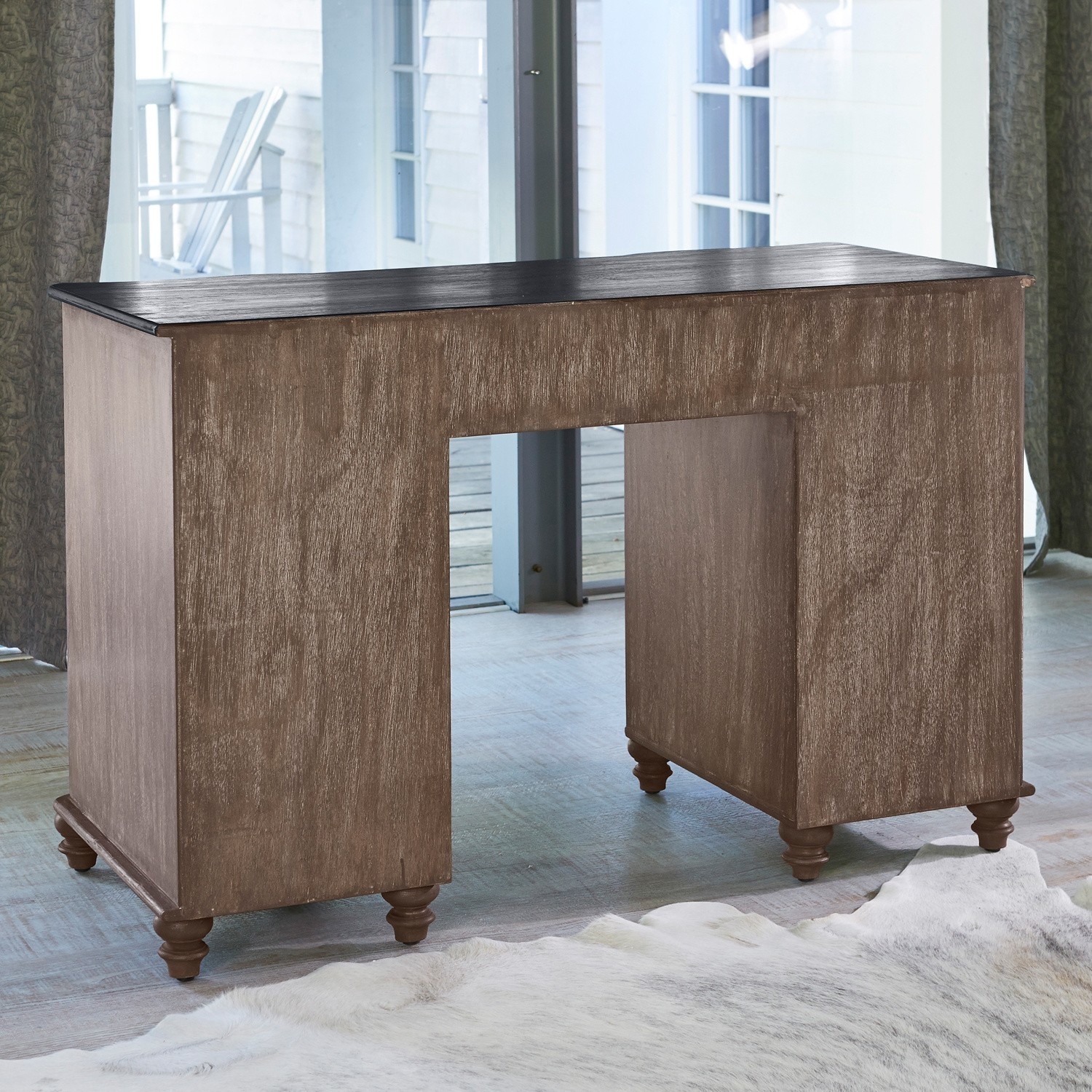 Brauner Holzschreibtisch mit schwarzer Tischplatte, klassisches Möbelstück für Büro und Zuhause