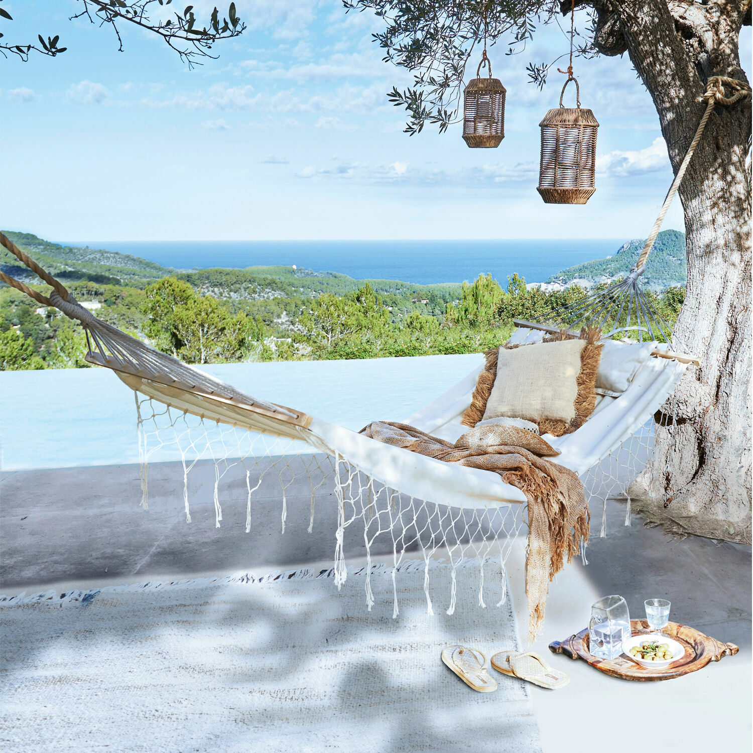 Hängematte Moline Weißer Baumwoll-Hängematte mit Kissen und Decke auf Terrasse mit Meer- und Waldblick