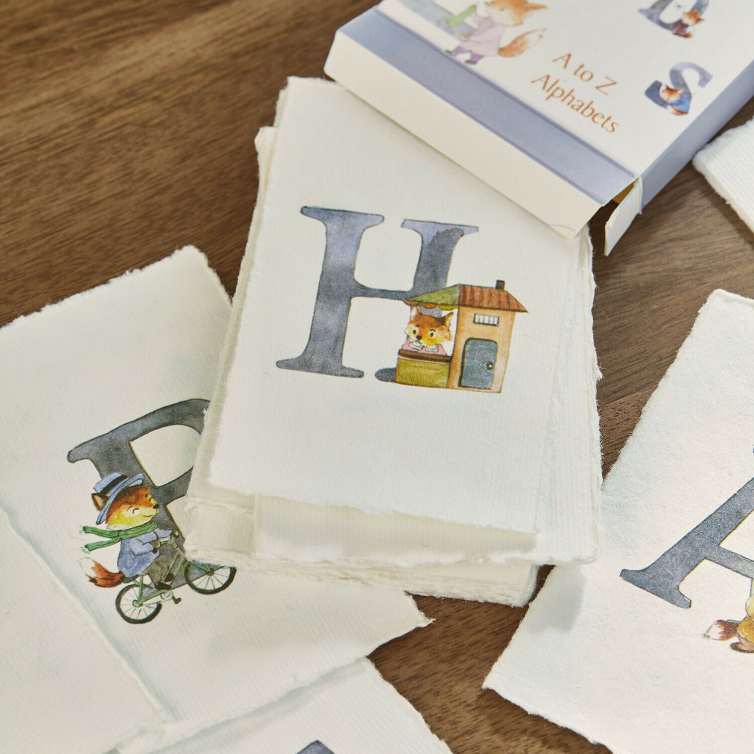 Bildungskarten mit A bis Z Alphabet und Fuchsillustrationen auf weißem Papier mit rauen Kanten