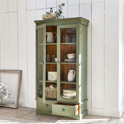 Grüner Holz-Vitrinenschrank mit Glastüren und Schublade, Vintage-Stil, Aufbewahrungsmöbel