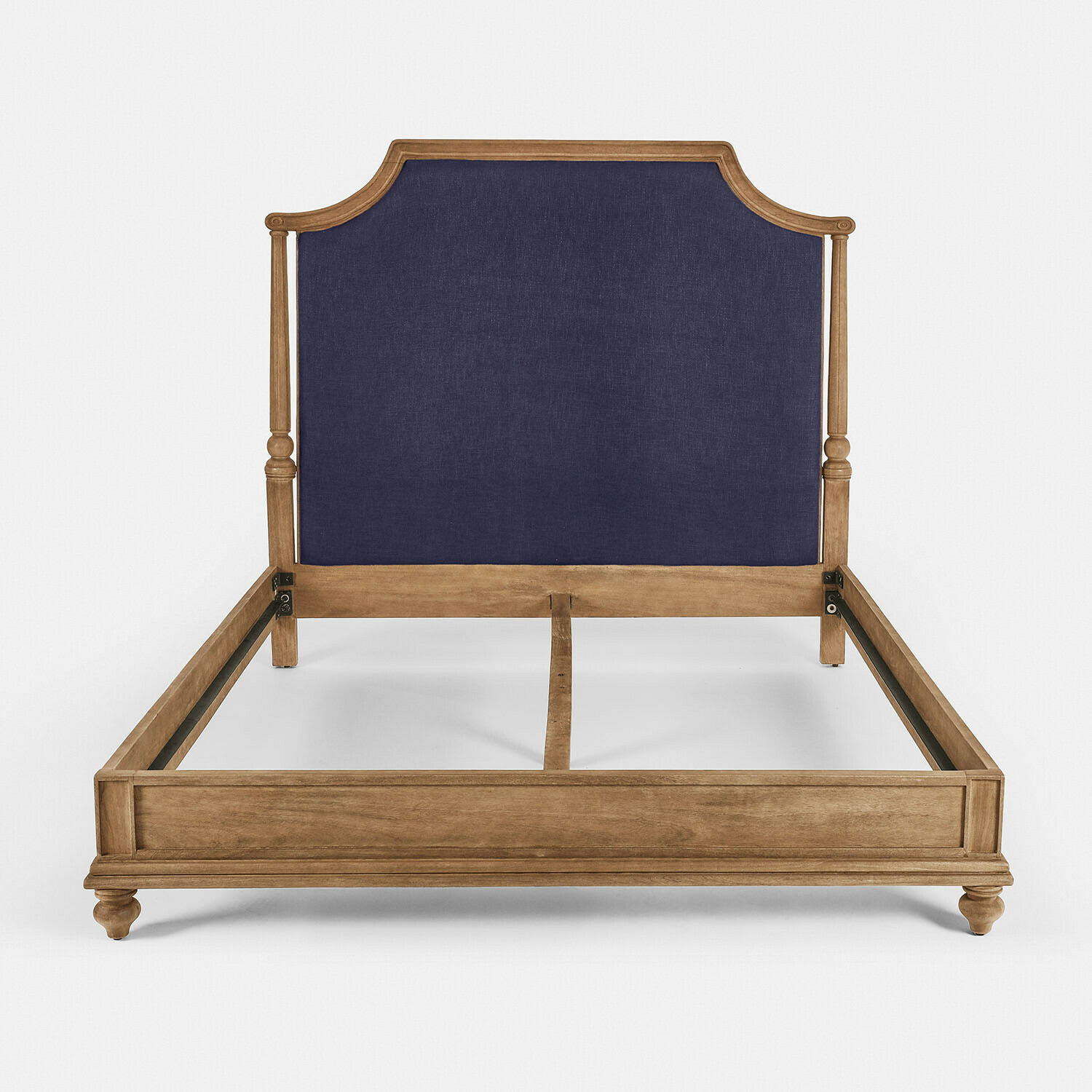 Bett mit Holzrahmen und dunkelblau gepolstertem Kopfteil, klassischer Stil fürs Schlafzimmer