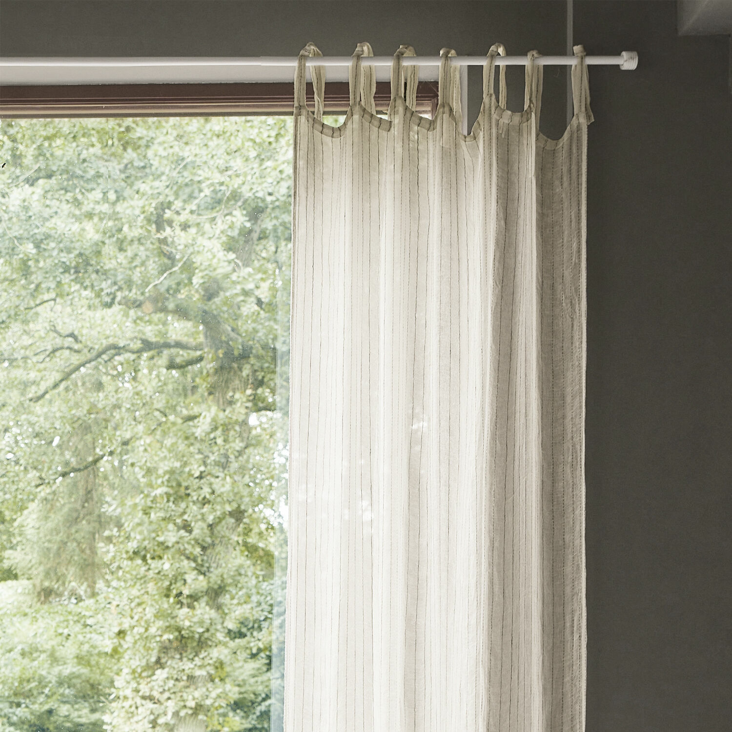 Transparenter Baumwollvorhang in Creme mit feinem Streifenmuster für Wohnzimmer