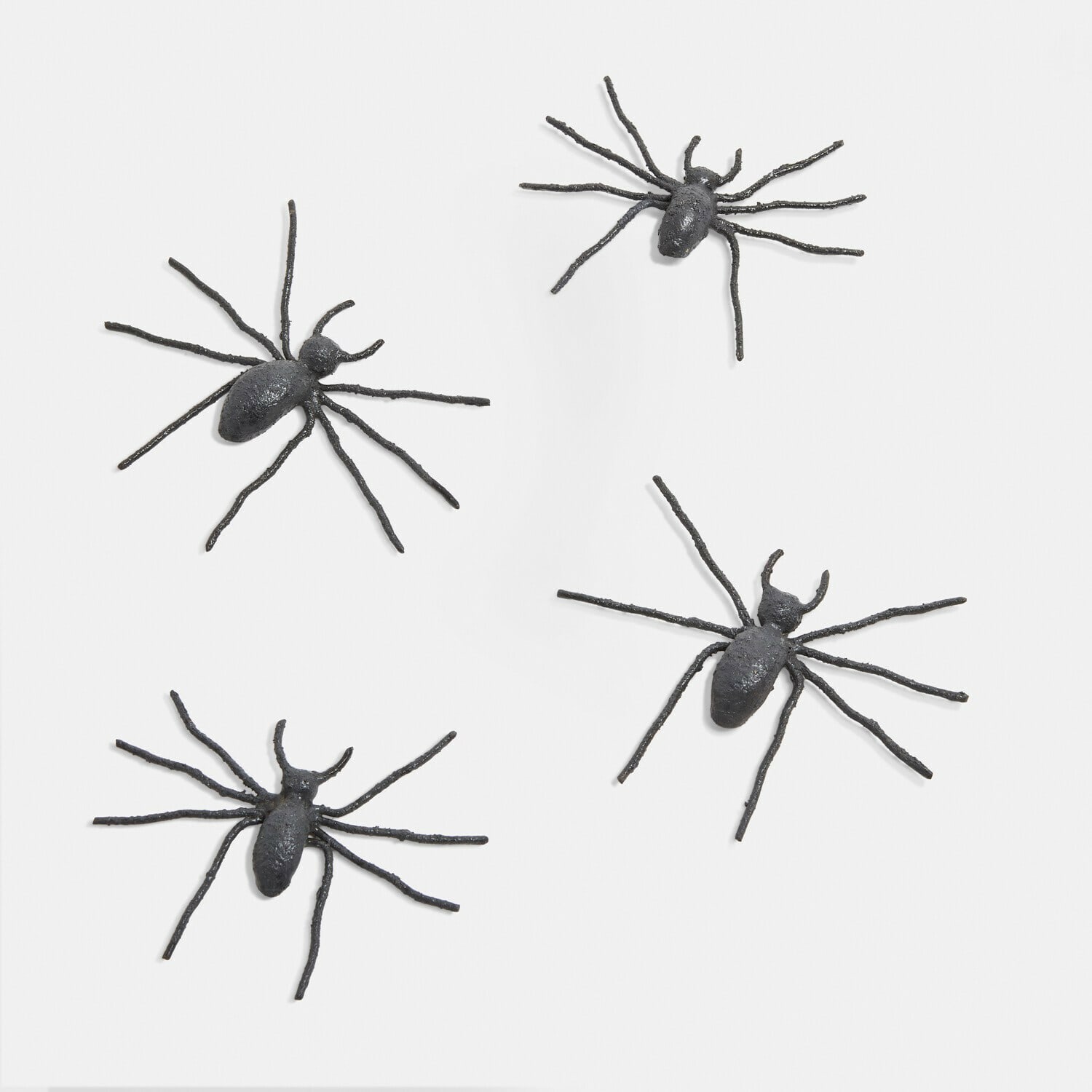 Deko-Spinne 4er Set Gwynetha Vier schwarze dekorative Metallspinnen auf weißem Hintergrund, ideal für Halloween und Wanddekoration