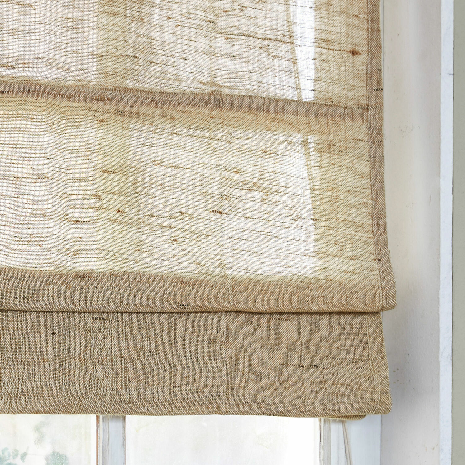Beige römischer Stoffrollo aus Leinen, ideal für natürliche Fensterdekorationen im Raum.