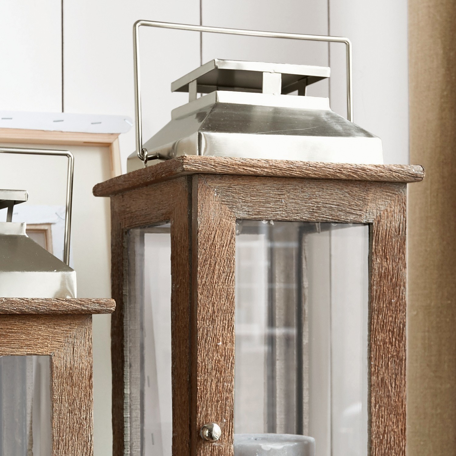 Laterne aus Holz mit silbernem Metalldeckel und Griff, Wohnaccessoire und Beleuchtung