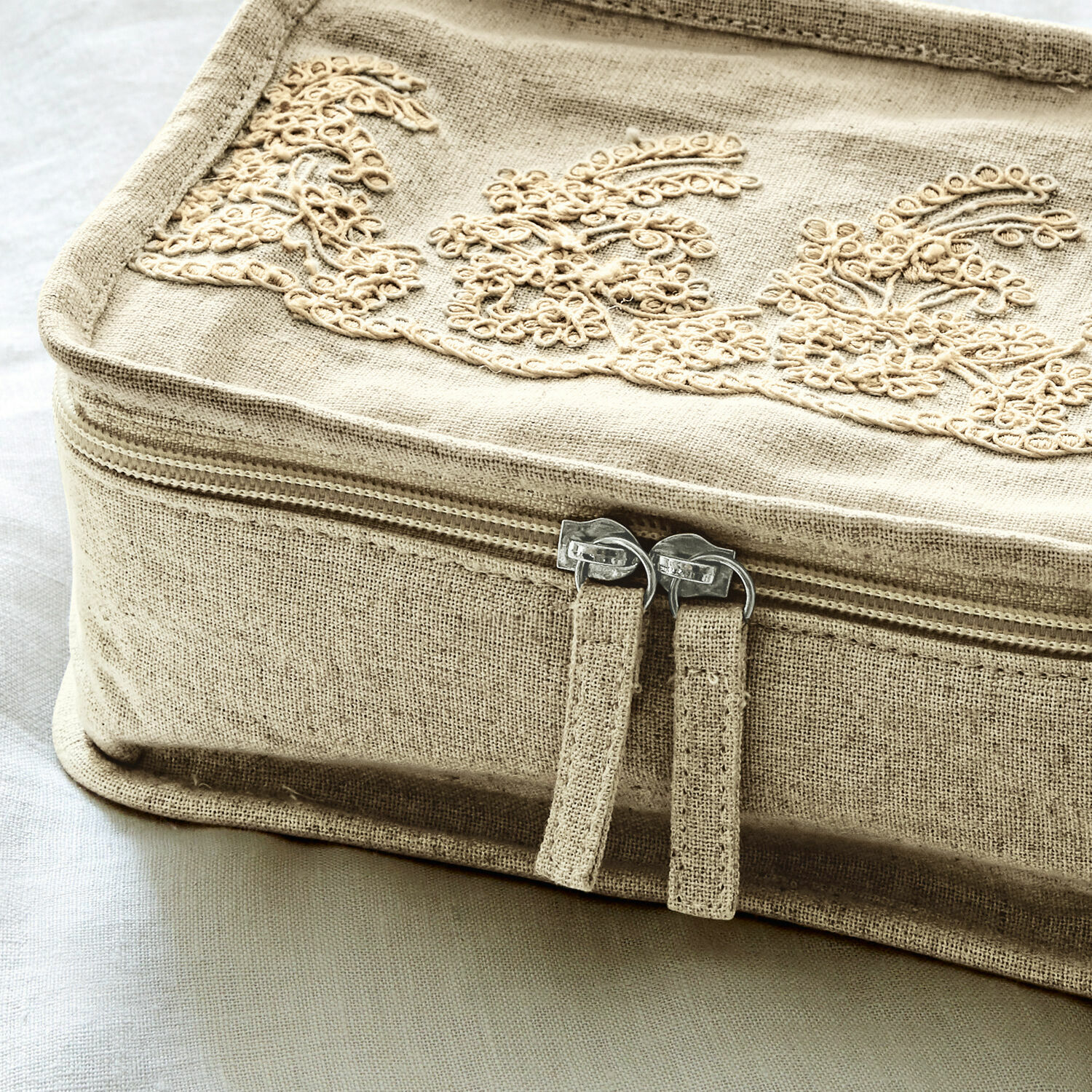 Beige Baumwollhülle mit besticktem Muster und Reißverschluss zur Aufbewahrung