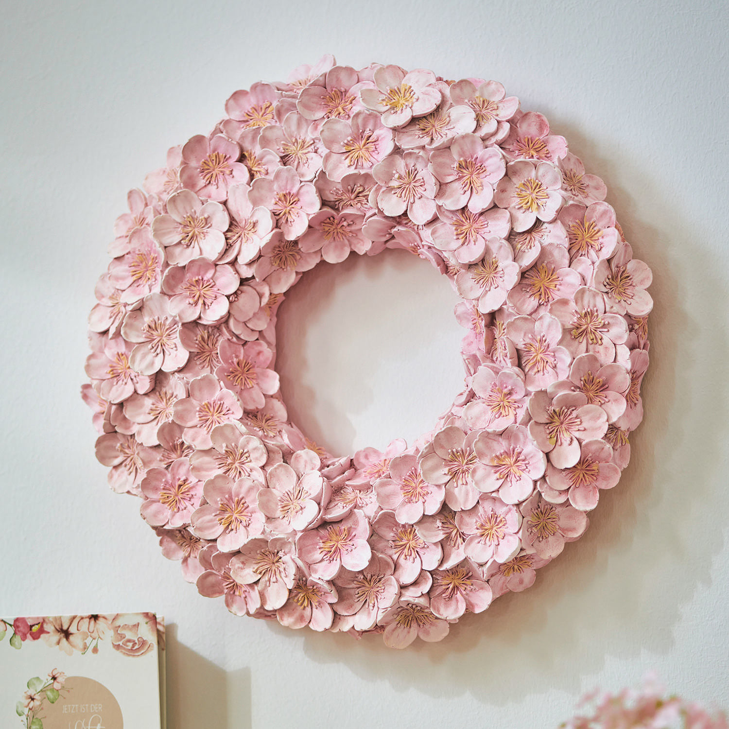 Kranz Garlan Dekorativer Wandkranz aus rosa Stoffblumen, stilvolle Wohnraumdekoration.