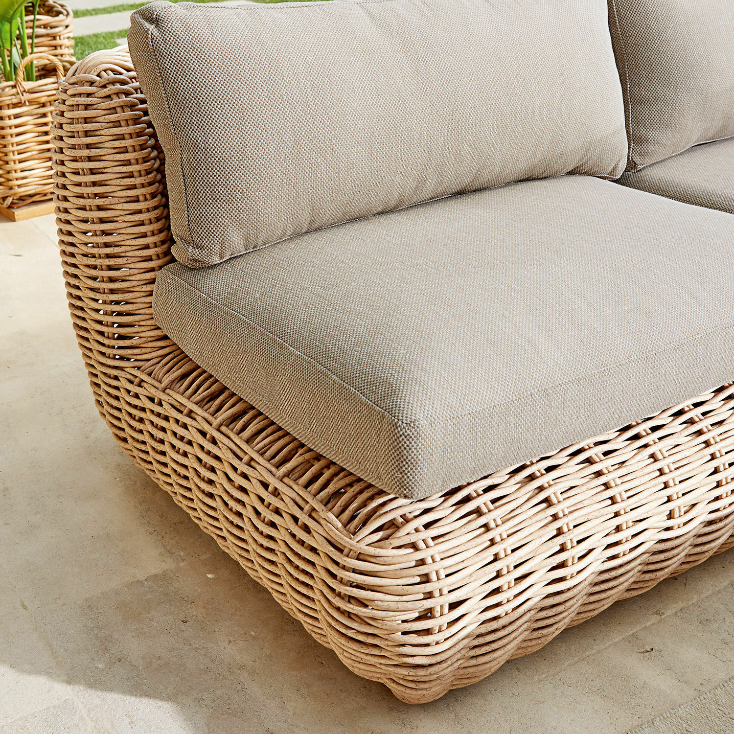 Rattansofa mit beigen Polstern, Gartenmöbel aus Naturmaterial mit bequemem Sitzkomfort