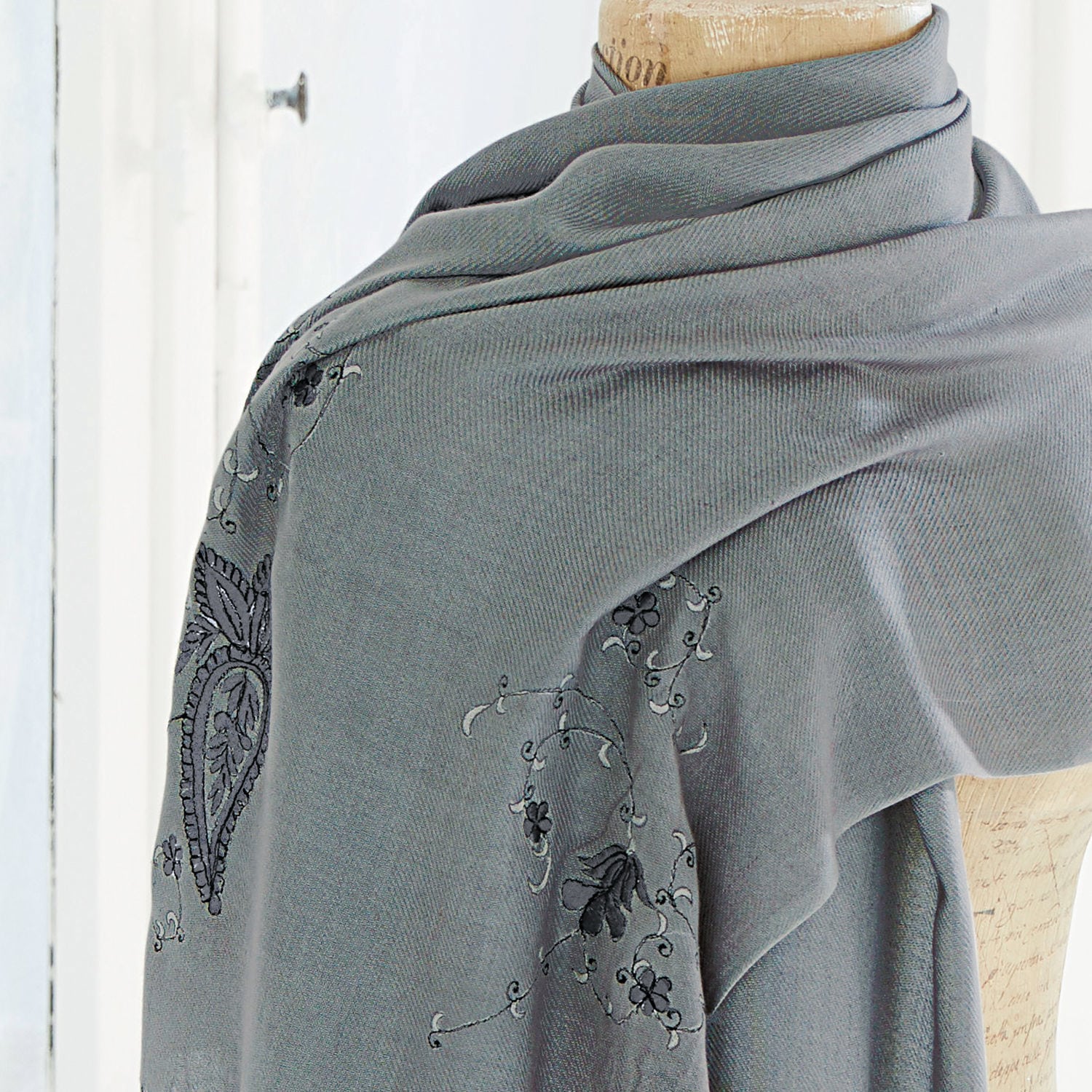 Grauer Schal aus weichem Material mit floraler Stickerei, modisches Accessoire für Damen
