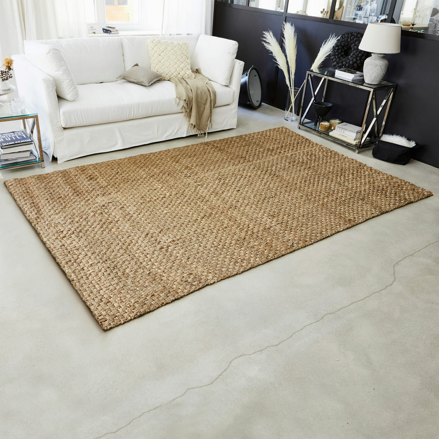 Teppich Daoukro Beiger Teppich aus natürlicher Jute auf hellem Boden in modernem Wohnzimmer mit weißem Sofa