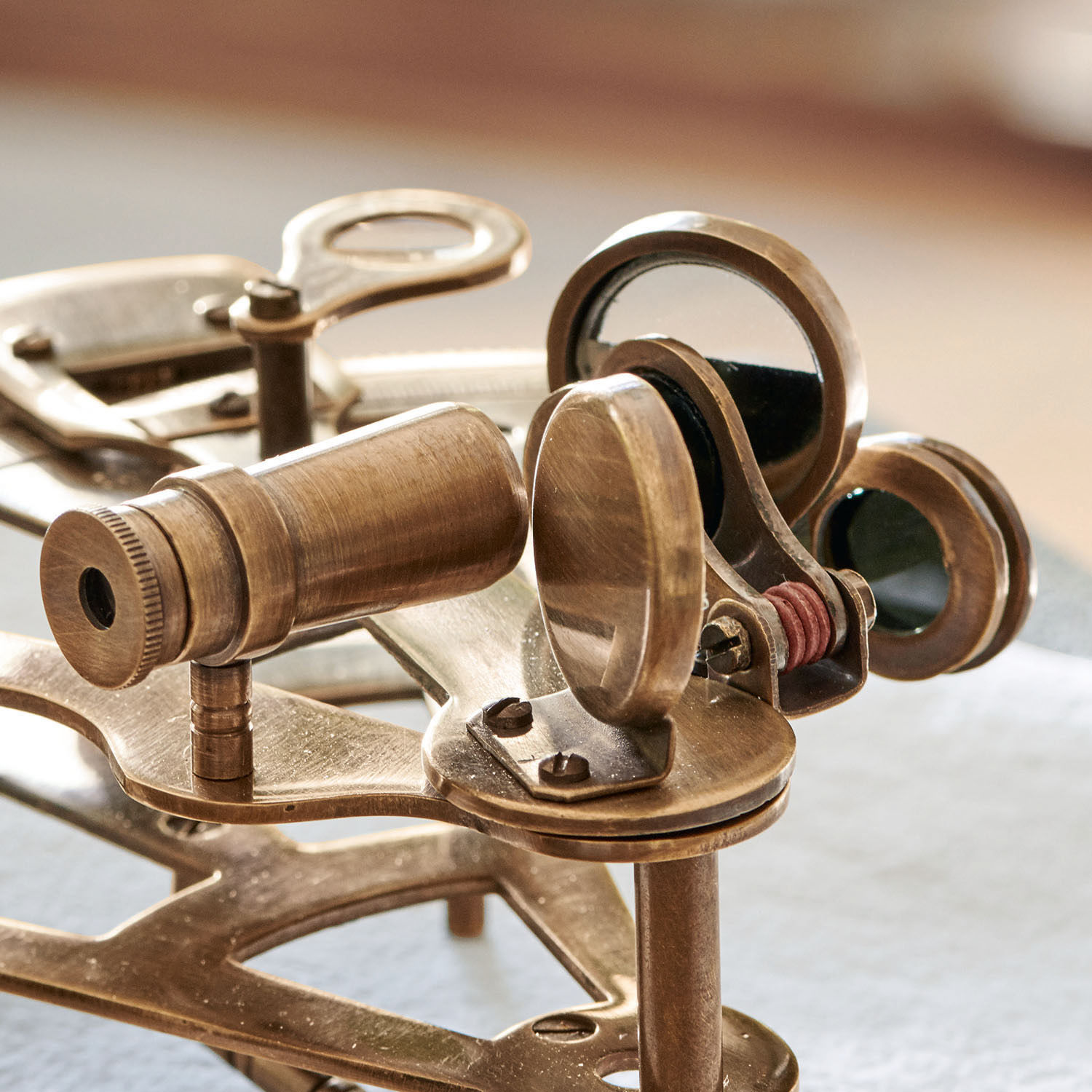 Antike Messing-Lunette mit Linsen und Schrauben, dekoratives Vintage-Objekt