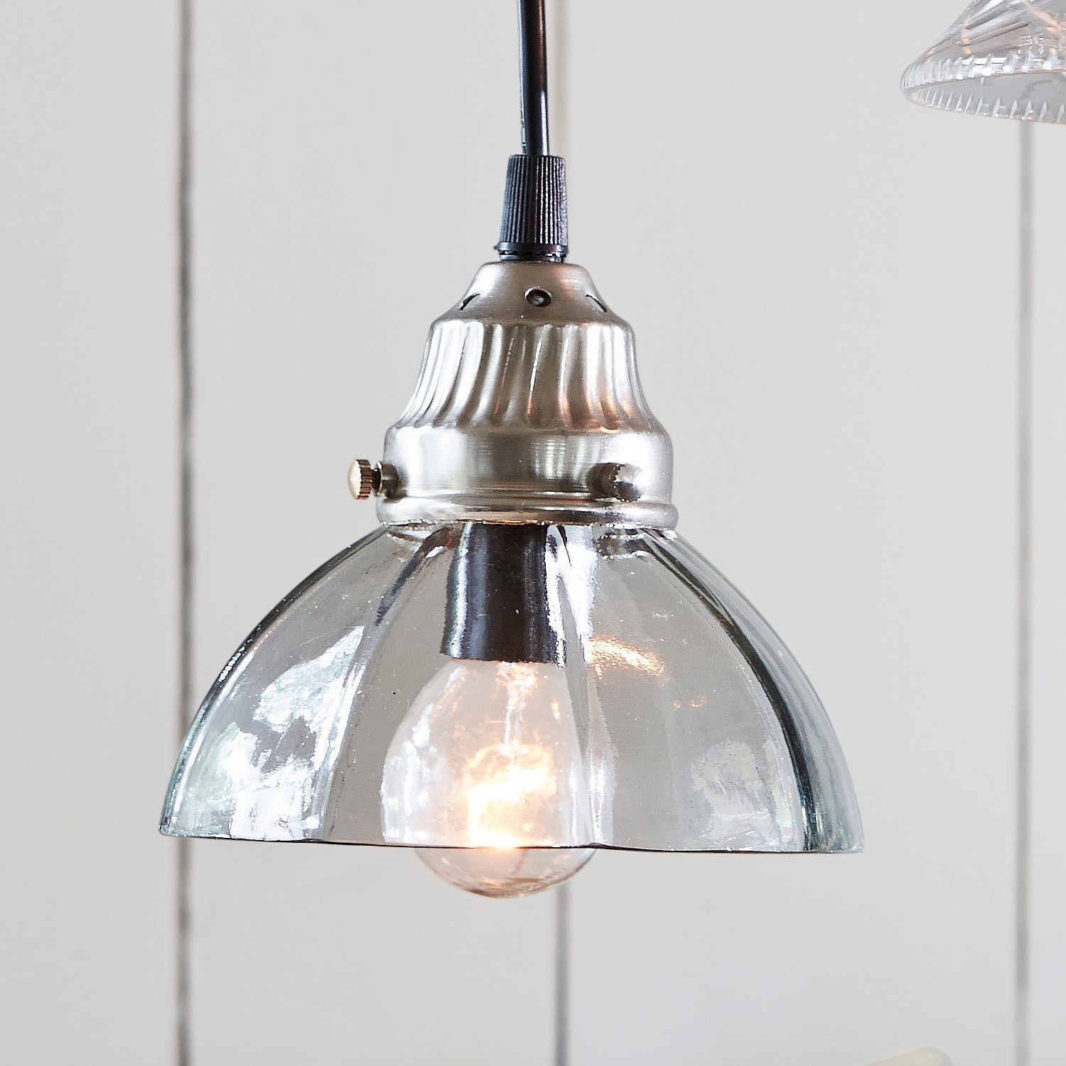 Hängelampe aus Glas mit silbernem Metallhalter, modernes Wohnraumlicht für stilvolle Einrichtung