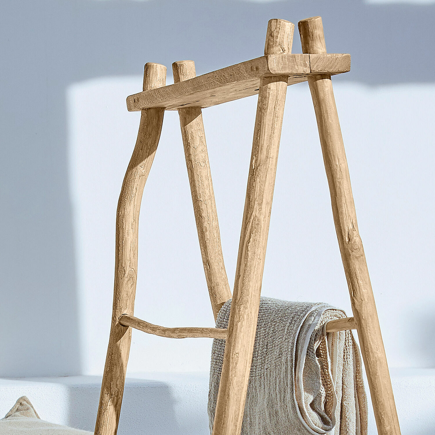 Handtuchständer aus naturfarbenem Holz für Wohnraumdekoration und Textilaufbewahrung im Landhausstil