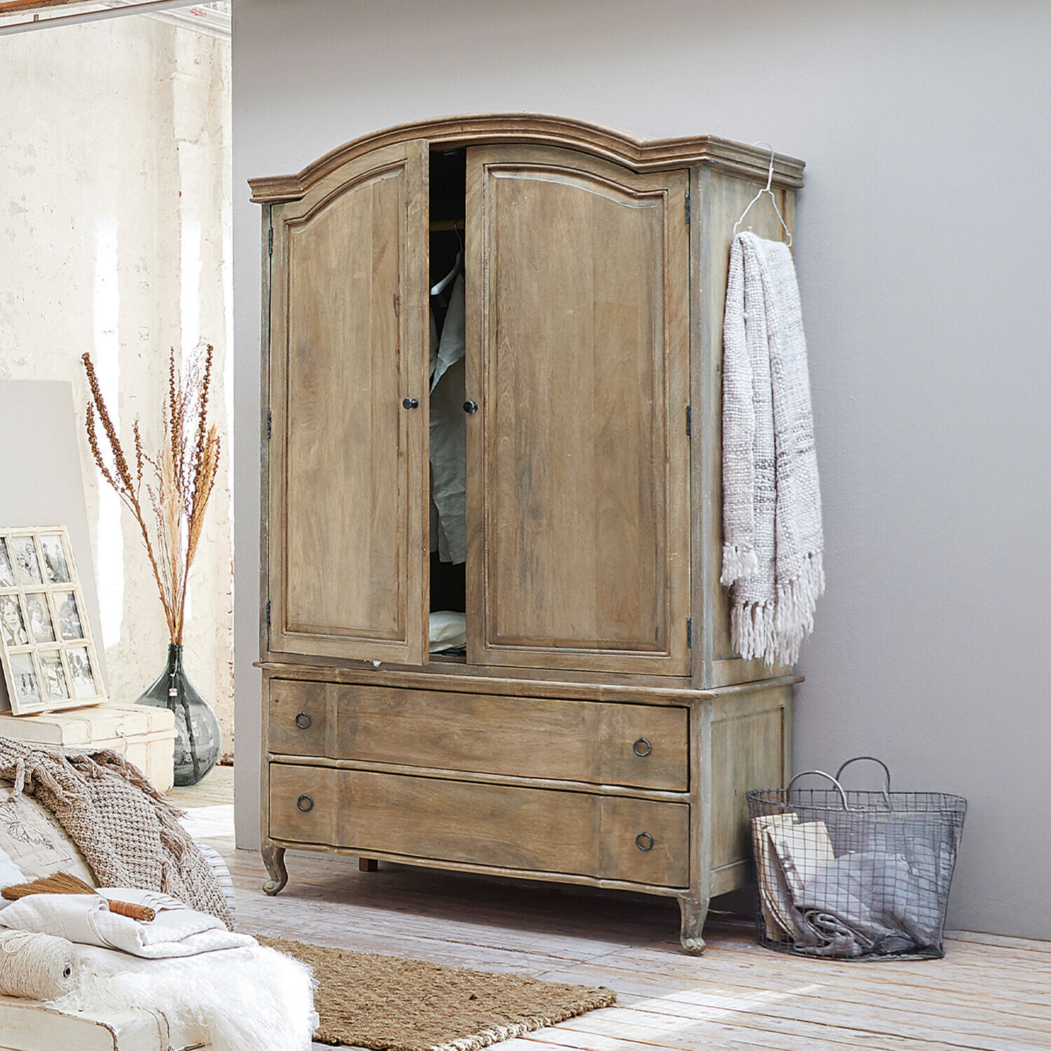Kleiderschrank Richert Holzschrank mit zwei Türen und Schubladen in natürlicher Farbe für Schlafzimmer