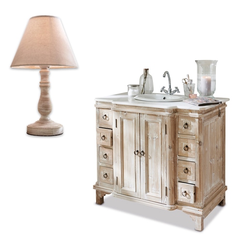 Rustikaler Holz-Badezimmerschrank mit Waschbecken und beige Tischlampe mit Lampenschirm