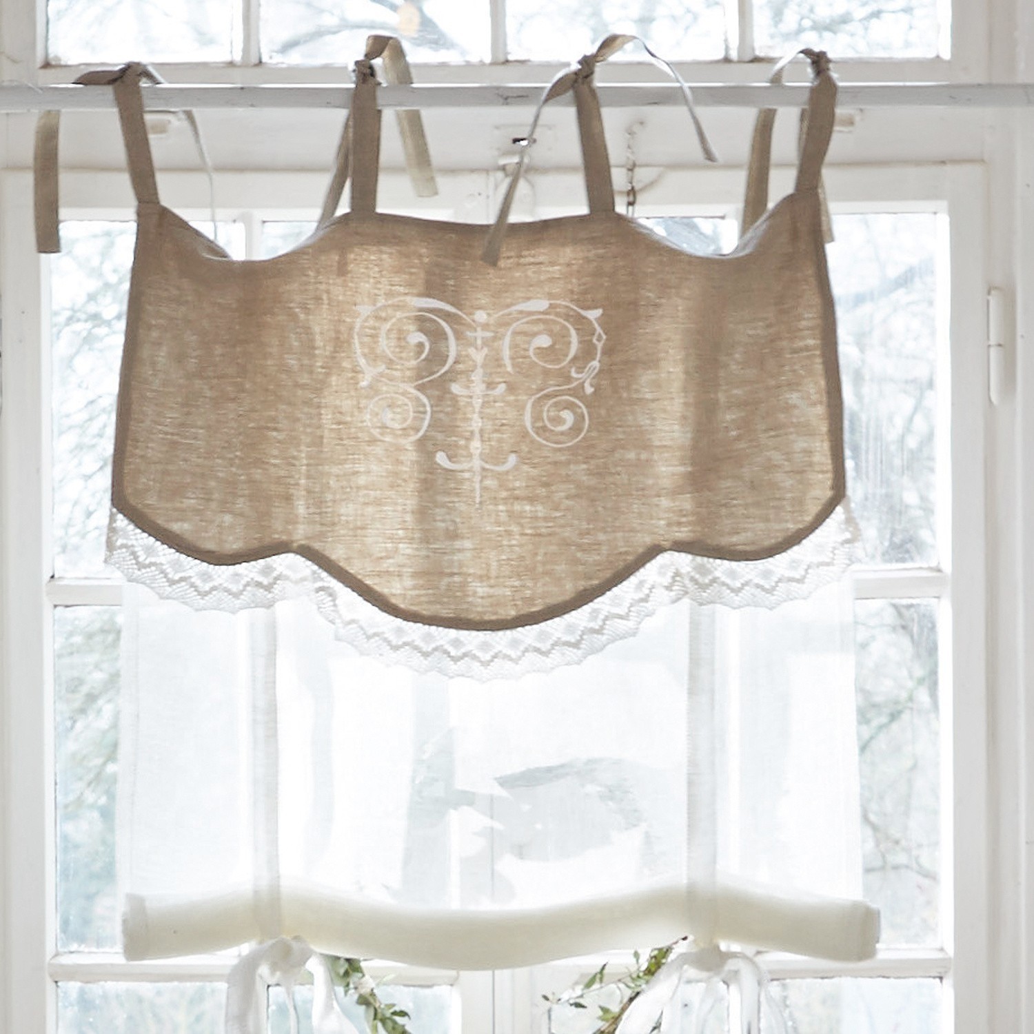 Beige Leinen-Gardine mit weißer Stickerei und Spitzenabschluss zur Fenstergestaltung
