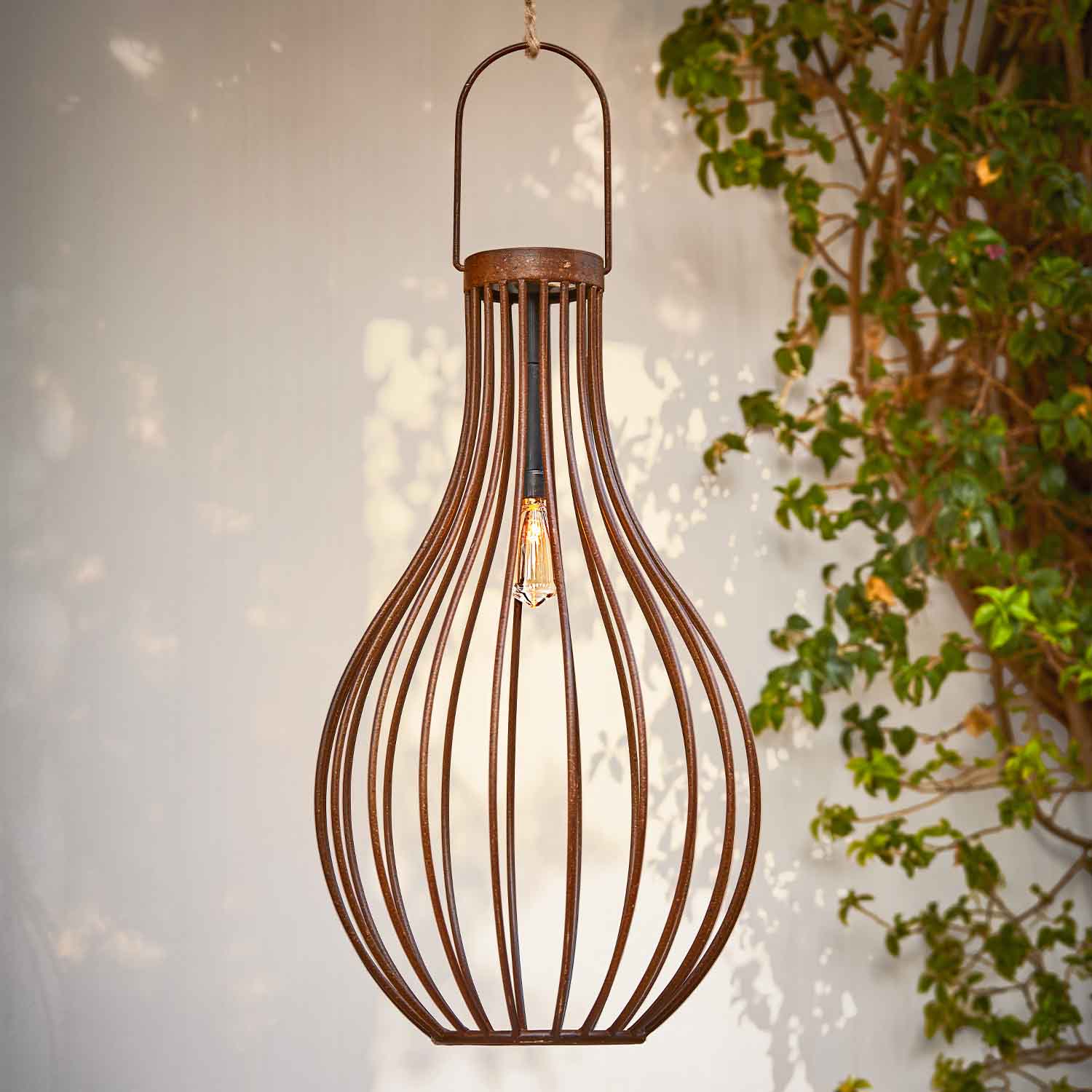 Hängende Metalllampe in Birnenform mit Rostoptik und sichtbarer Glühbirne, dekorative Gartenleuchte