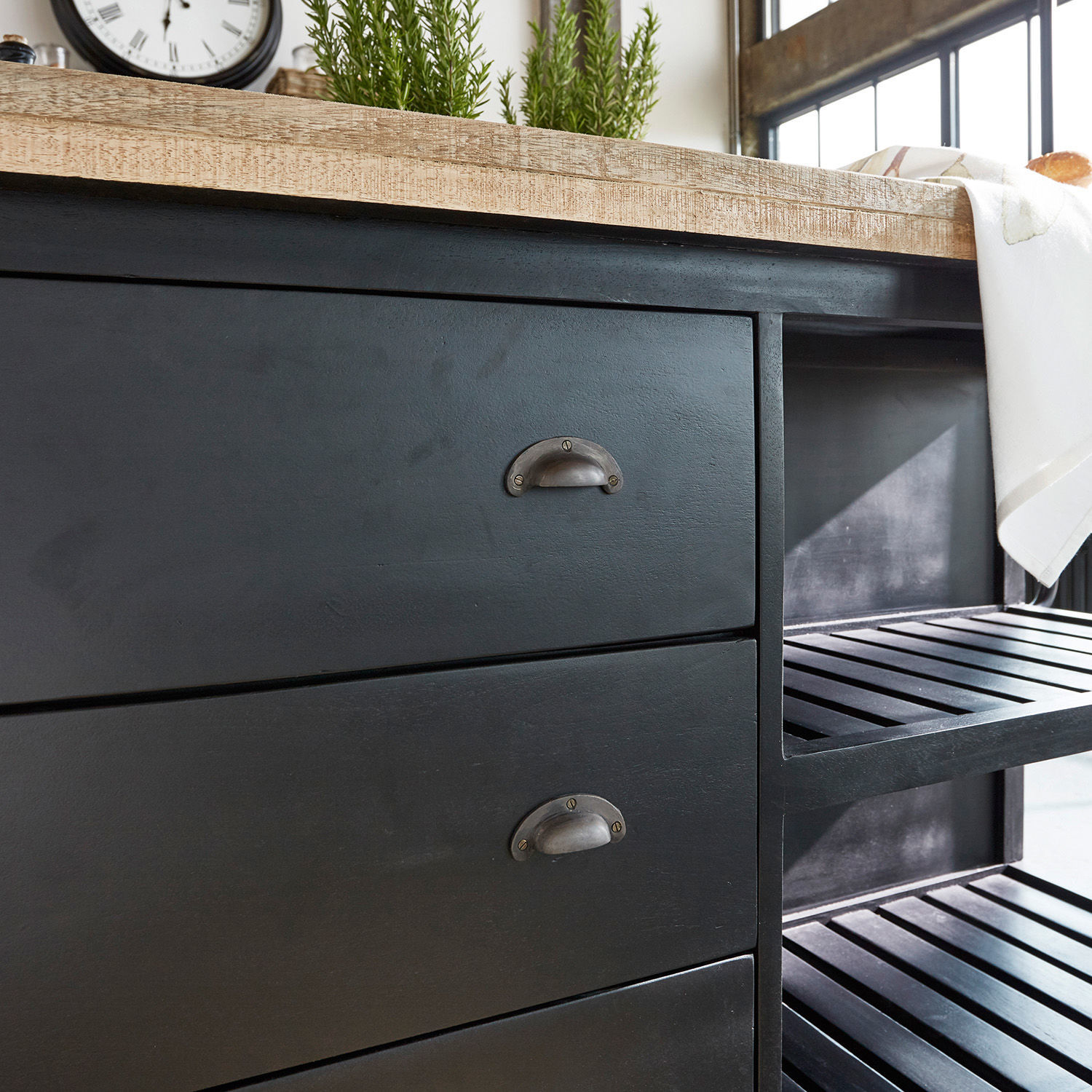 Schwarzer Holzschrank mit Metallgriffen und hellem Holzarbeitsplatte im Loft-Stil