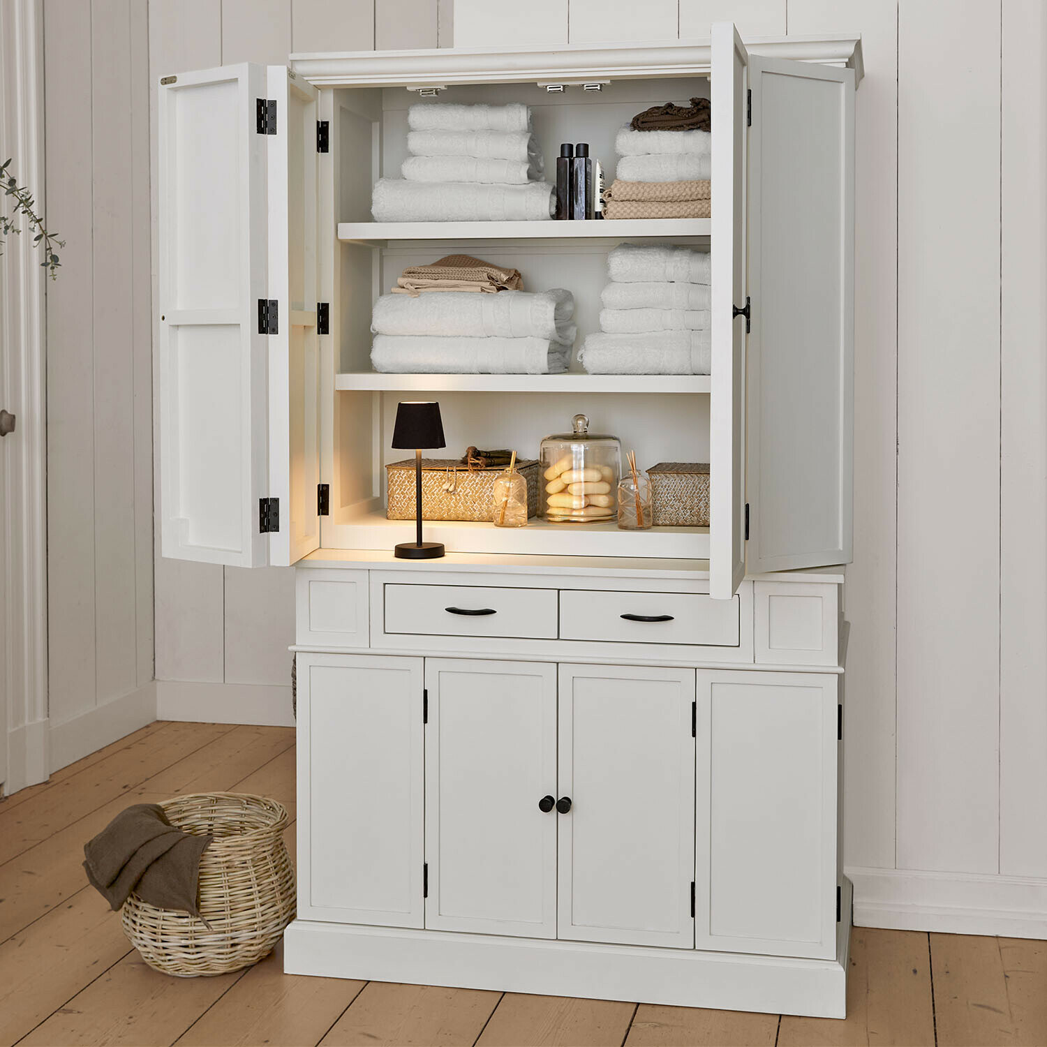 Schrank Lydia Weiße Holzkommode mit offenen Türen, gefüllt mit weißen Handtüchern und Dekorationen, Badezimmermöbel
