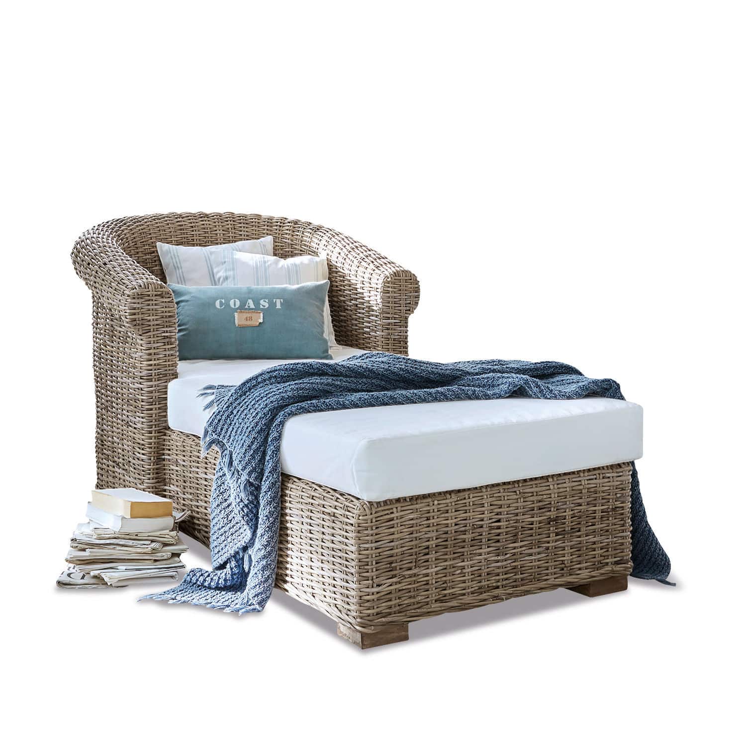 Liege aus natürlichem Rattan mit weißer Polsterung und blauem Strickdecke, gemütliches Möbelstück