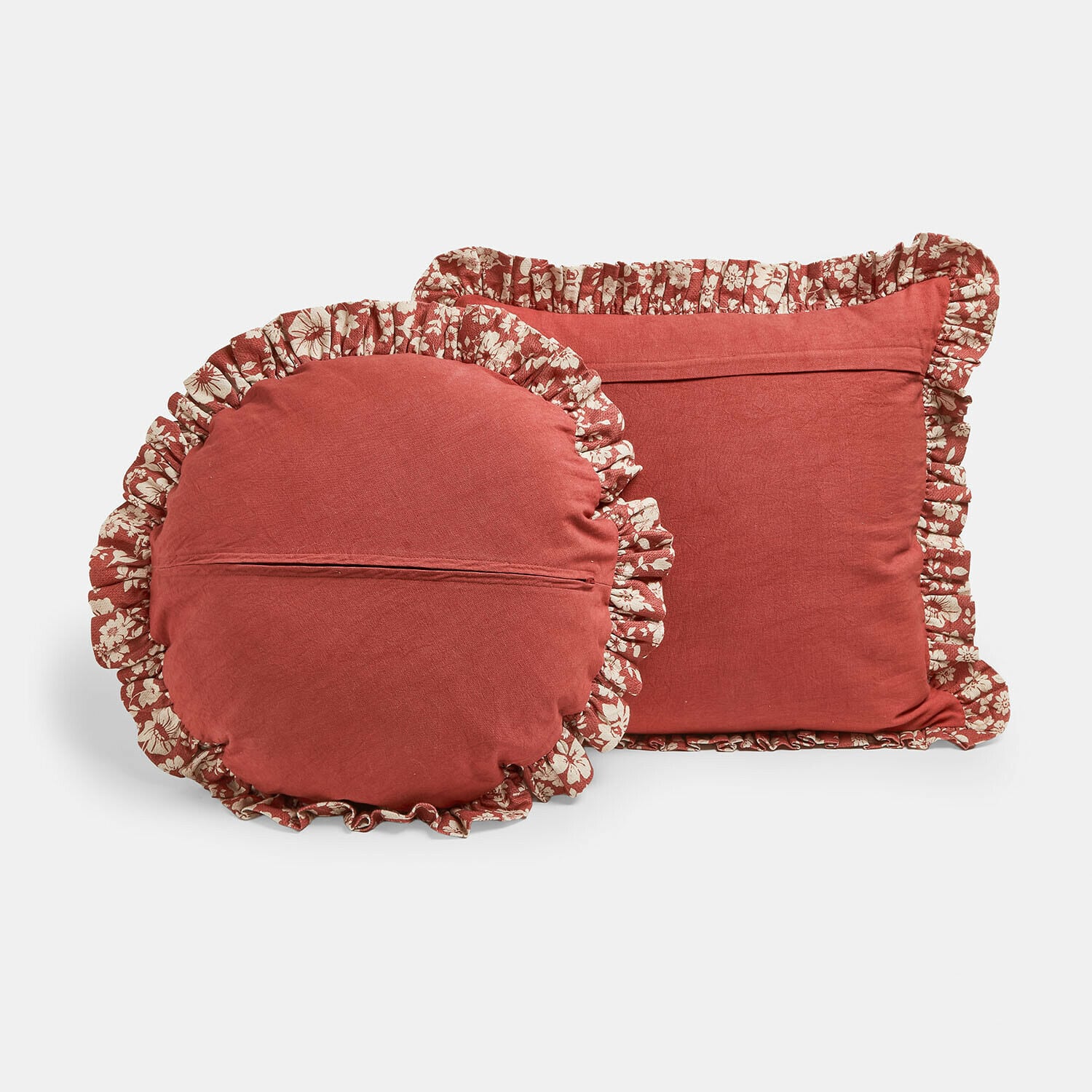 Set aus dekorativen Baumwollkissen in Rostfarbe mit Rüschen und floralem Muster, Vintage-Stil