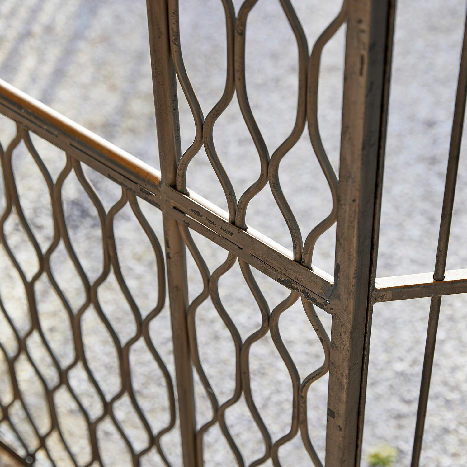 Metalltür mit wellenförmigem Muster in antikgold, ideal für Garten oder Terrasse