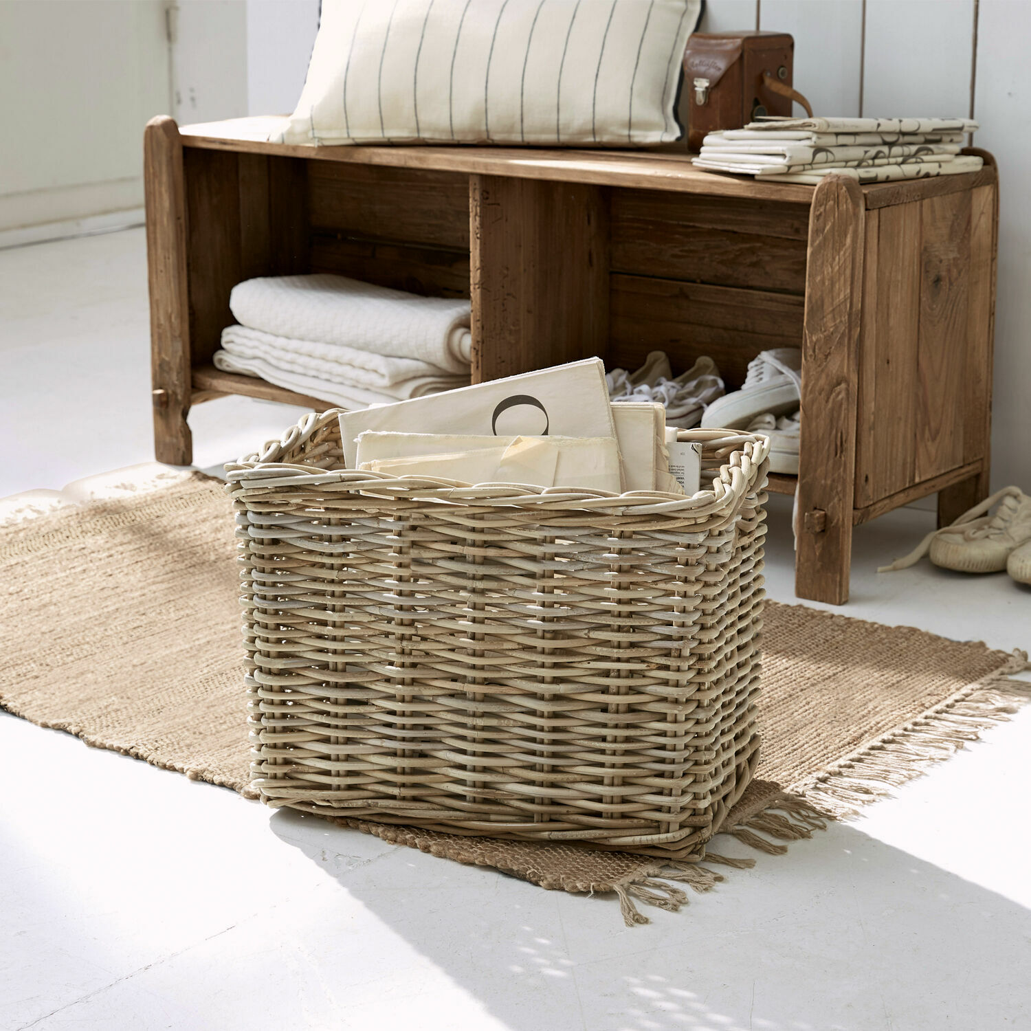 Korb Daban Natürlicher Weidenkorb mit Dokumenten auf Juteteppich in hellem Raum