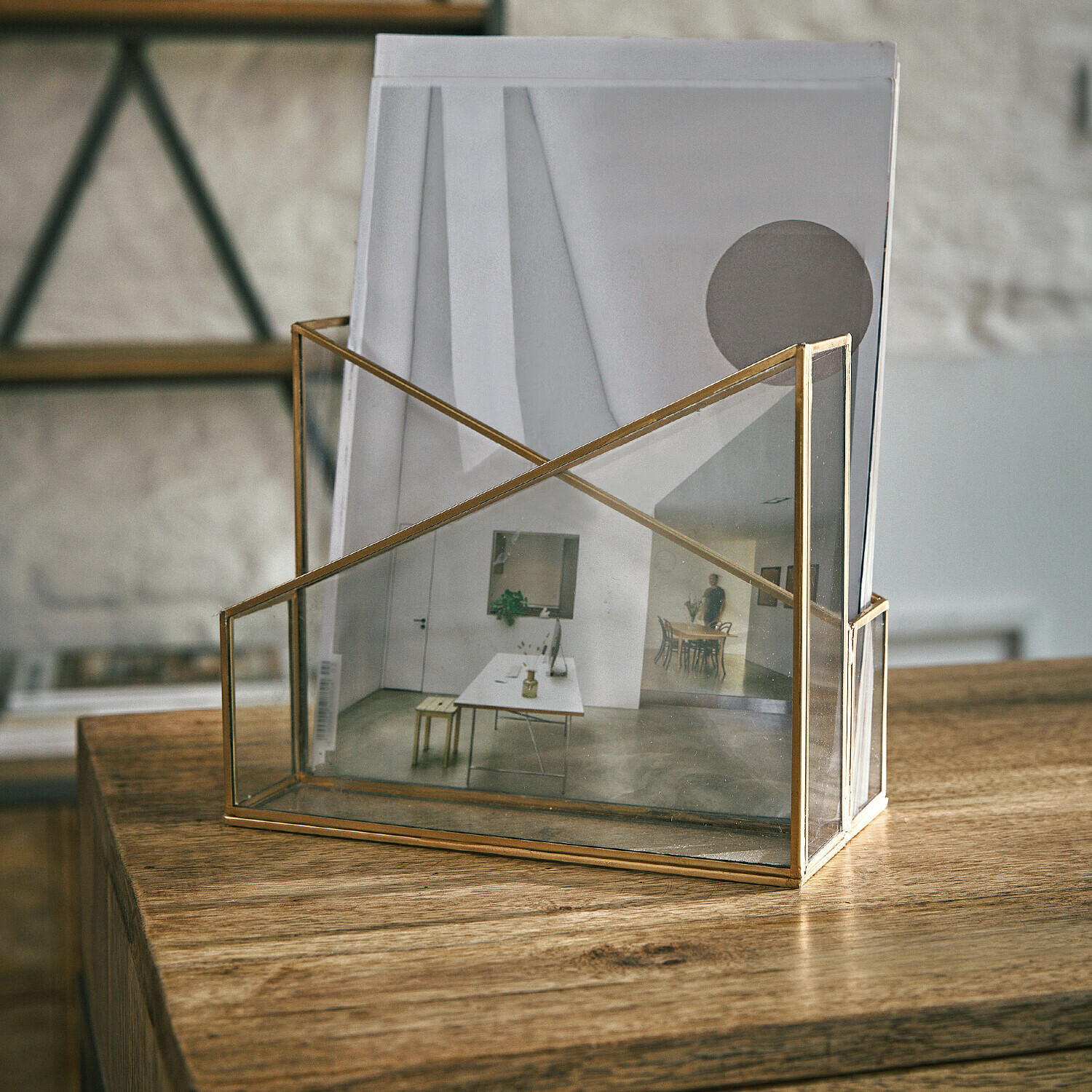 Zeitschriftenhalter Moselle Transparenter Dokumentenhalter mit goldenem Metallrahmen für Schreibtisch zur Papieraufbewahrung