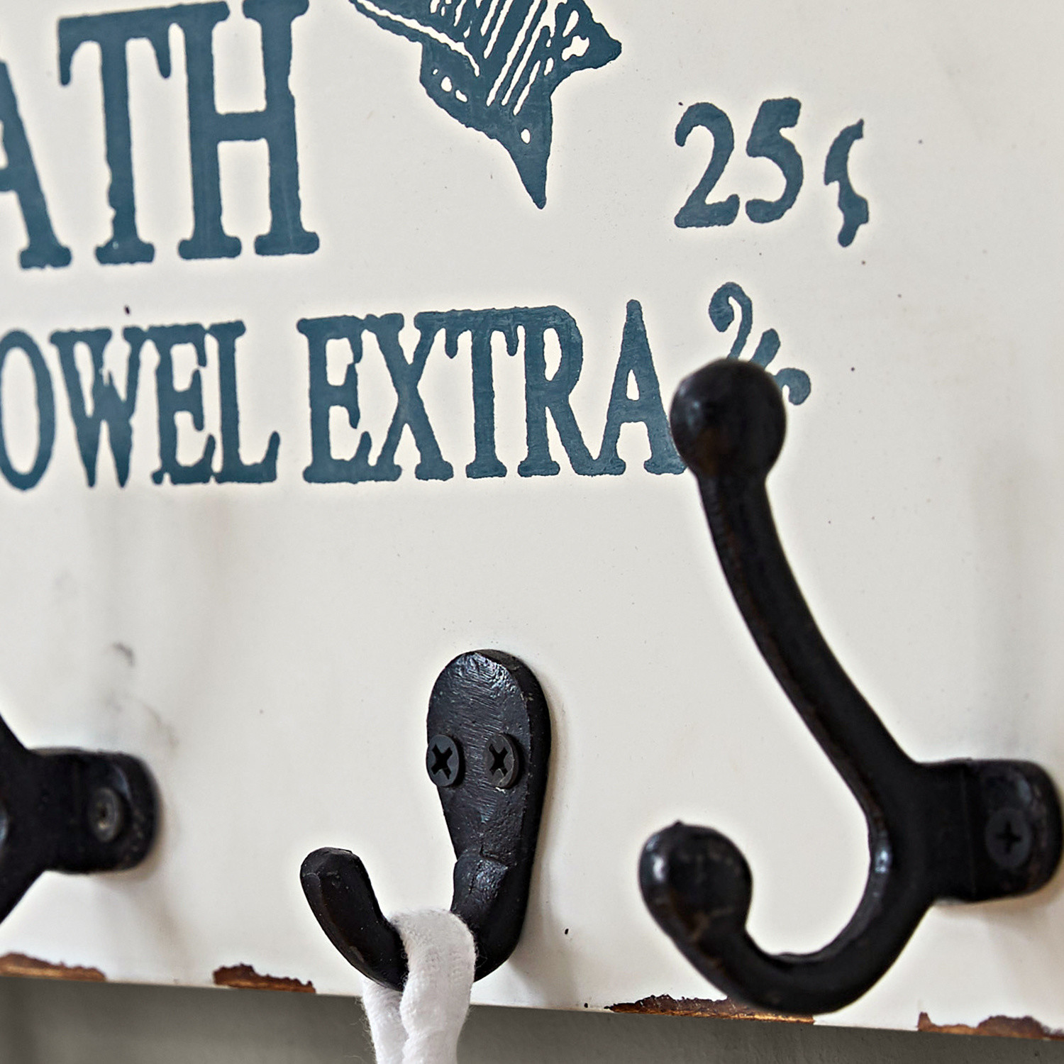 Metall-Wandhaken mit schwarzen Haken und weißem Vintage-Schild für Badezimmer