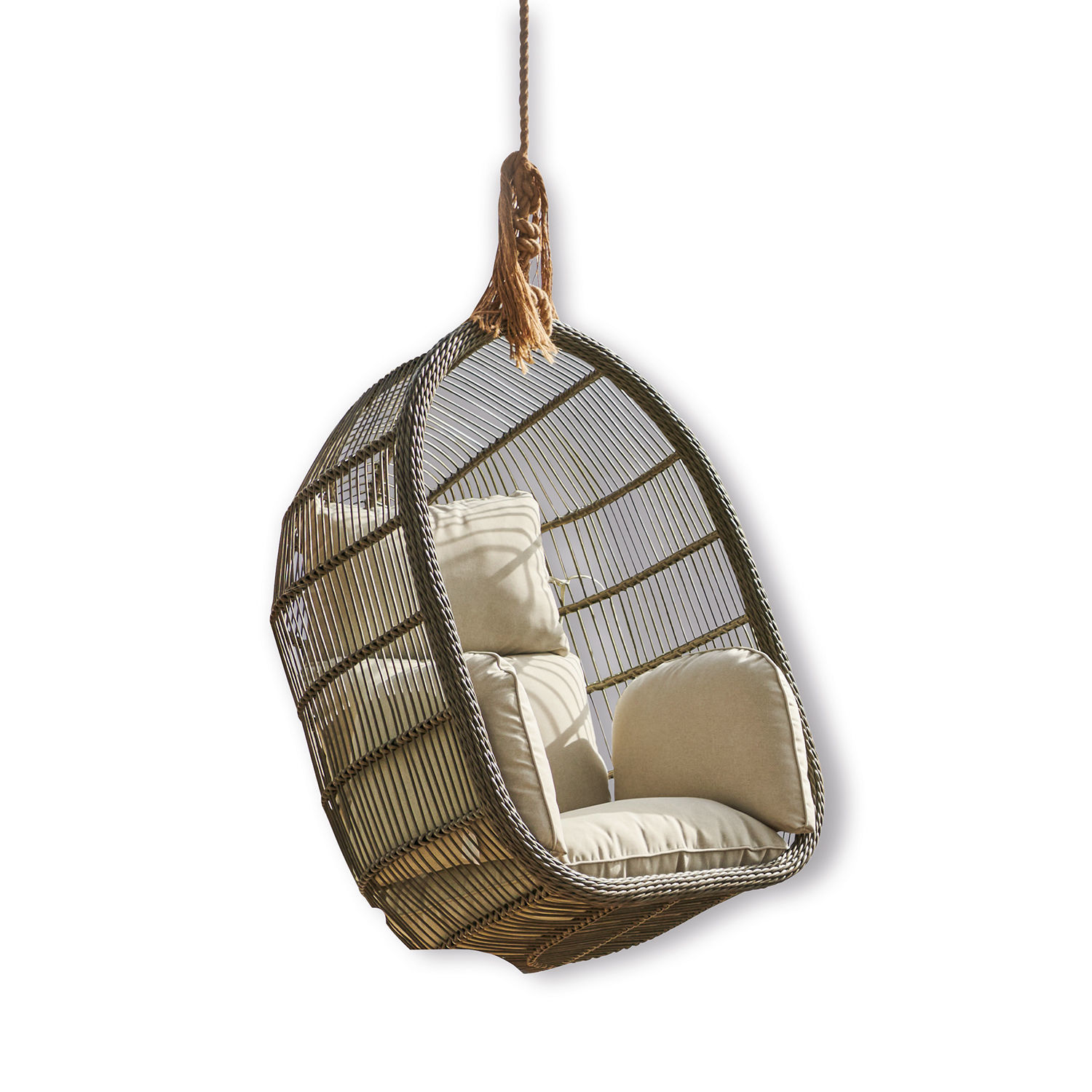 Hängesessel aus Rattan mit beigen Kissen, ideal zum Entspannen im Garten oder auf der Terrasse